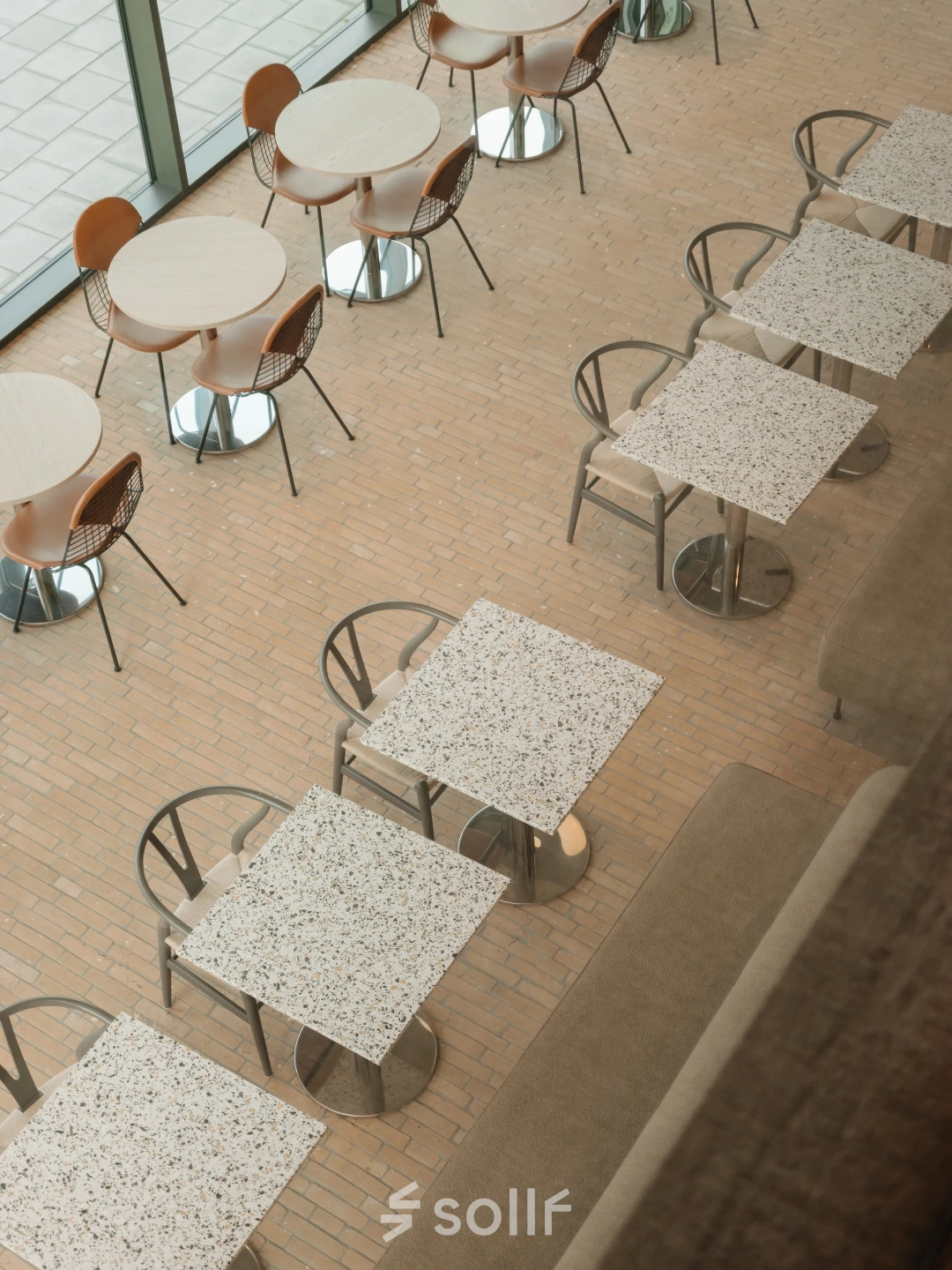 Bovenaanzicht van een gemeubileerde kantoorruimte aan de Nachtwachtlaan 20, Amsterdam West, met tafels en stoelen geschikt voor zakelijke bijeenkomsten of pauzes.
