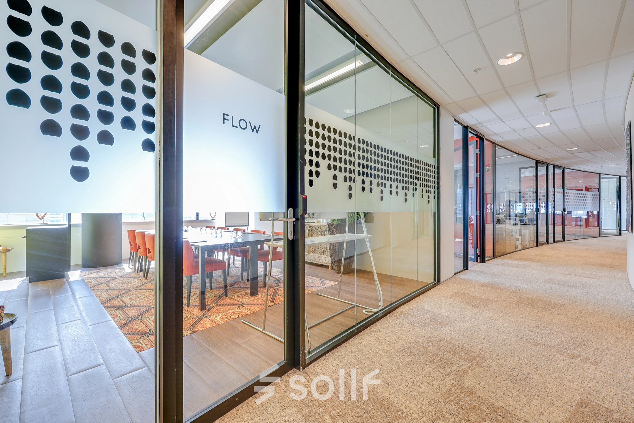 Moderne kantoorruimte in Amsterdam Zuid-Oost met glazen wanden, geschikt voor vergaderingen en werkplekken, beschikbaar voor verhuur in kantoorpand De Entree 99-197.