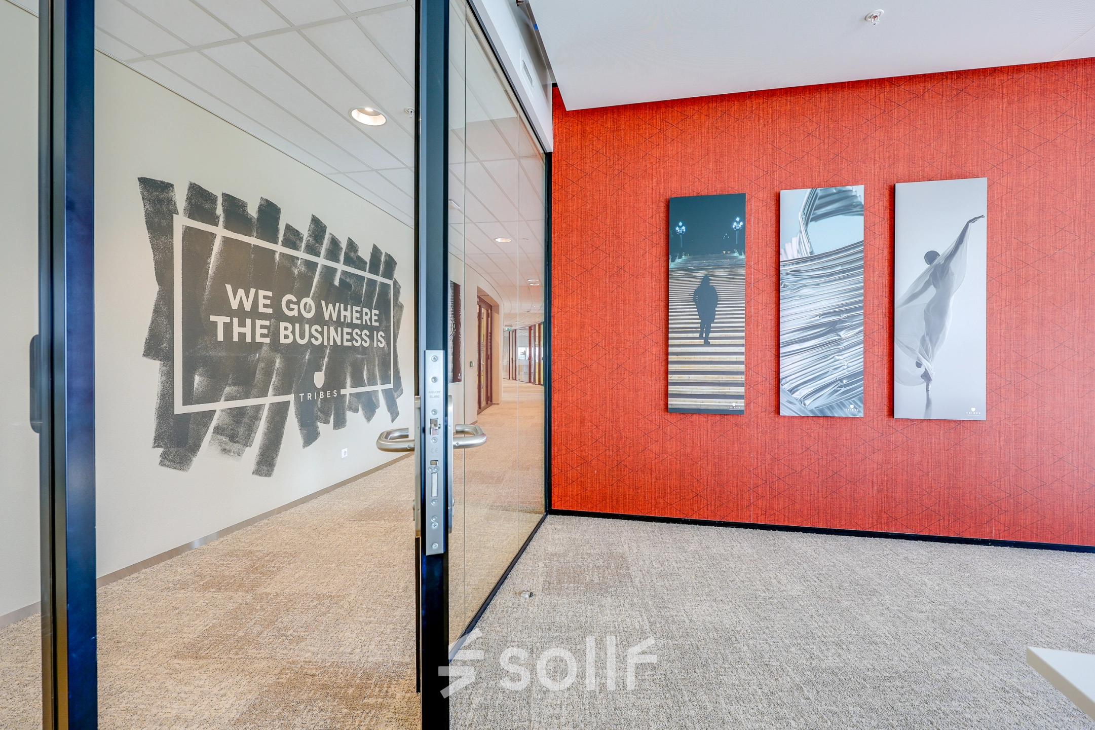 Moderne kantoorruimte te huur met glazen wanden en decoratieve kunst aan de muren op De Entree 99-197 in Amsterdam Zuid-Oost.
