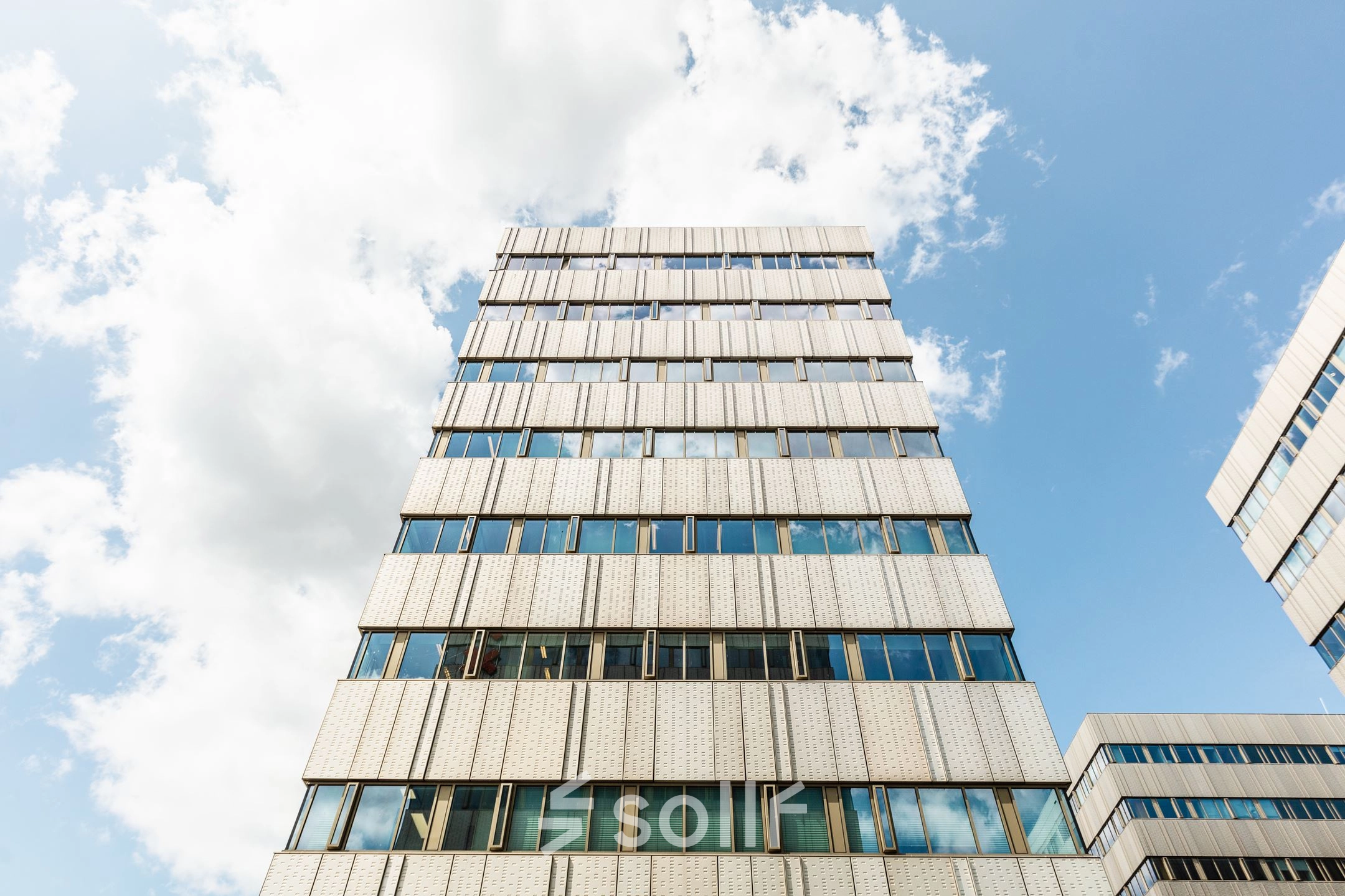Uitzicht op het moderne kantoorpand aan de Herikerbergweg 240-286 in Amsterdam Zuid-Oost, ideaal om kantoorruimte te huren met een strak ontworpen gevel.