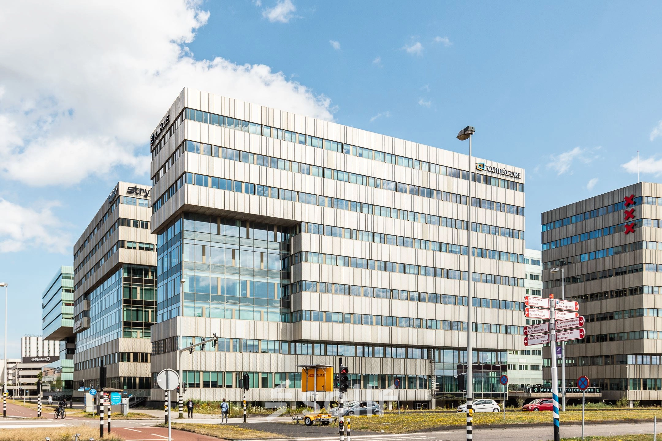 Moderne kantoorpanden aan de Herikerbergweg 240-286 in Amsterdam Zuid-Oost met glasgevels en meerdere verdiepingen.