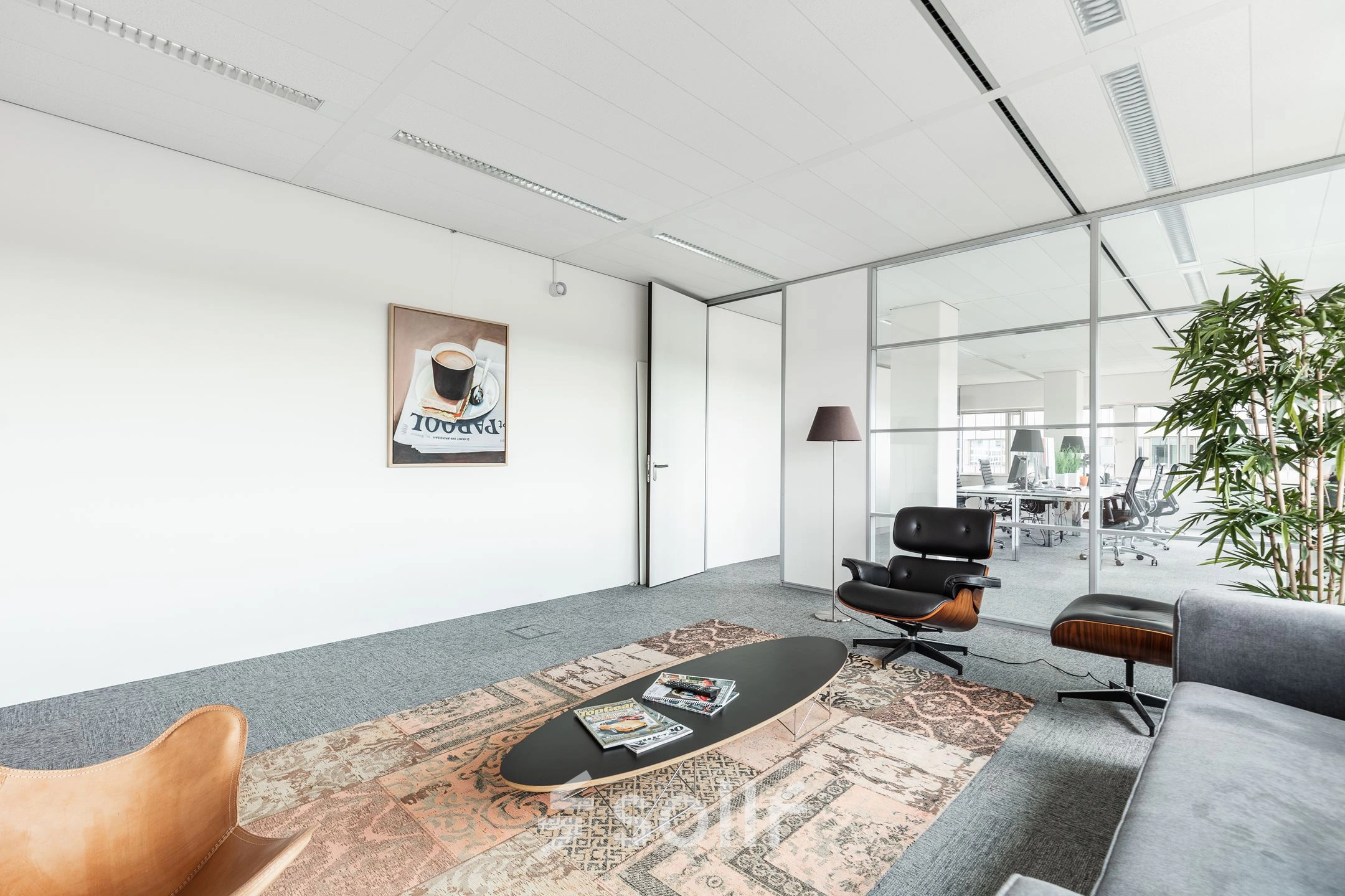 Moderne en lichte kantoorruimte huren op Herikerbergweg 240-286 in Amsterdam Zuid-Oost, met comfortabele zitgedeeltes en open werkplekken.