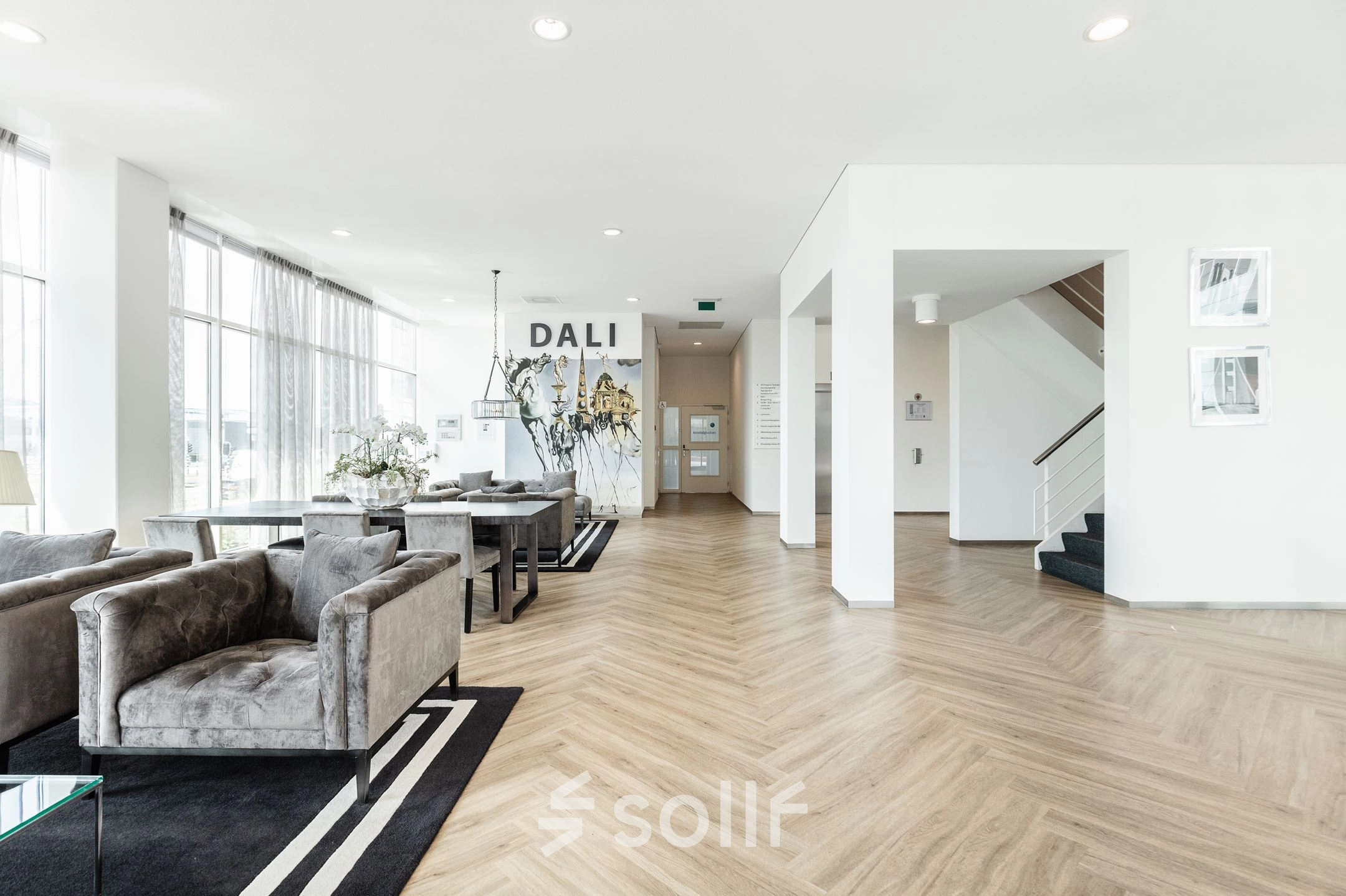 Stijlvolle gemeubileerde kantoorruimte met moderne zitbanken en kunstwerk aan de muur in kantoorpand op Herikerbergweg 240-286, Amsterdam Zuid-Oost.