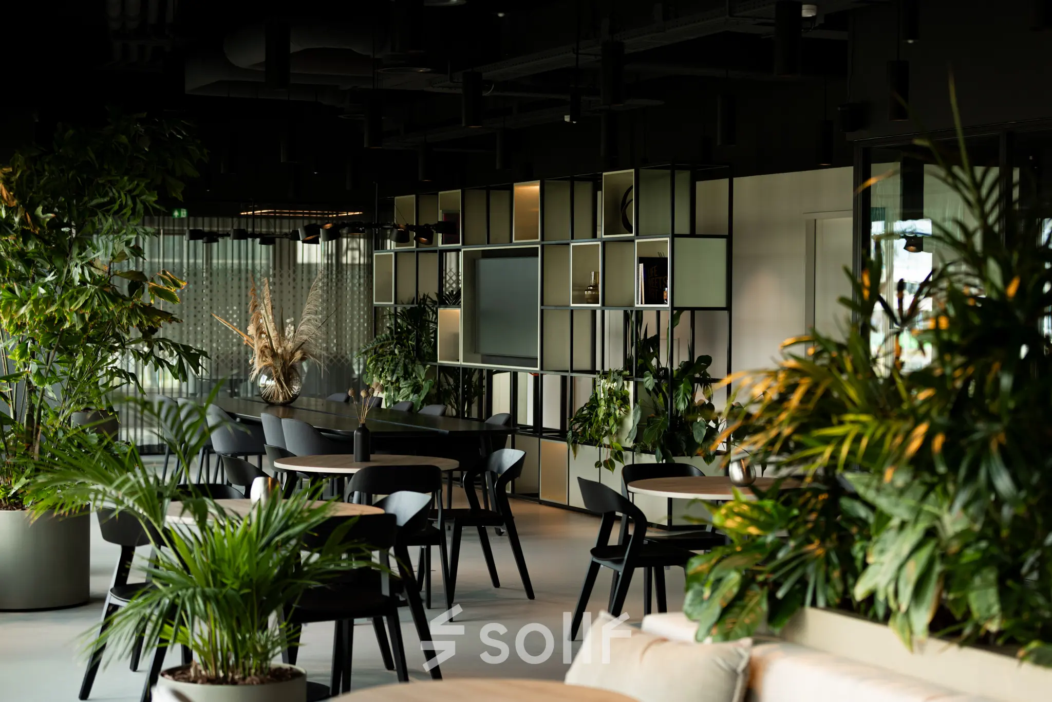 Moderne kantoorruimte huren op Herikerbergweg 288 in Amsterdam Zuid-Oost, met planten en zitgedeelte voor meetings of ontspanning.