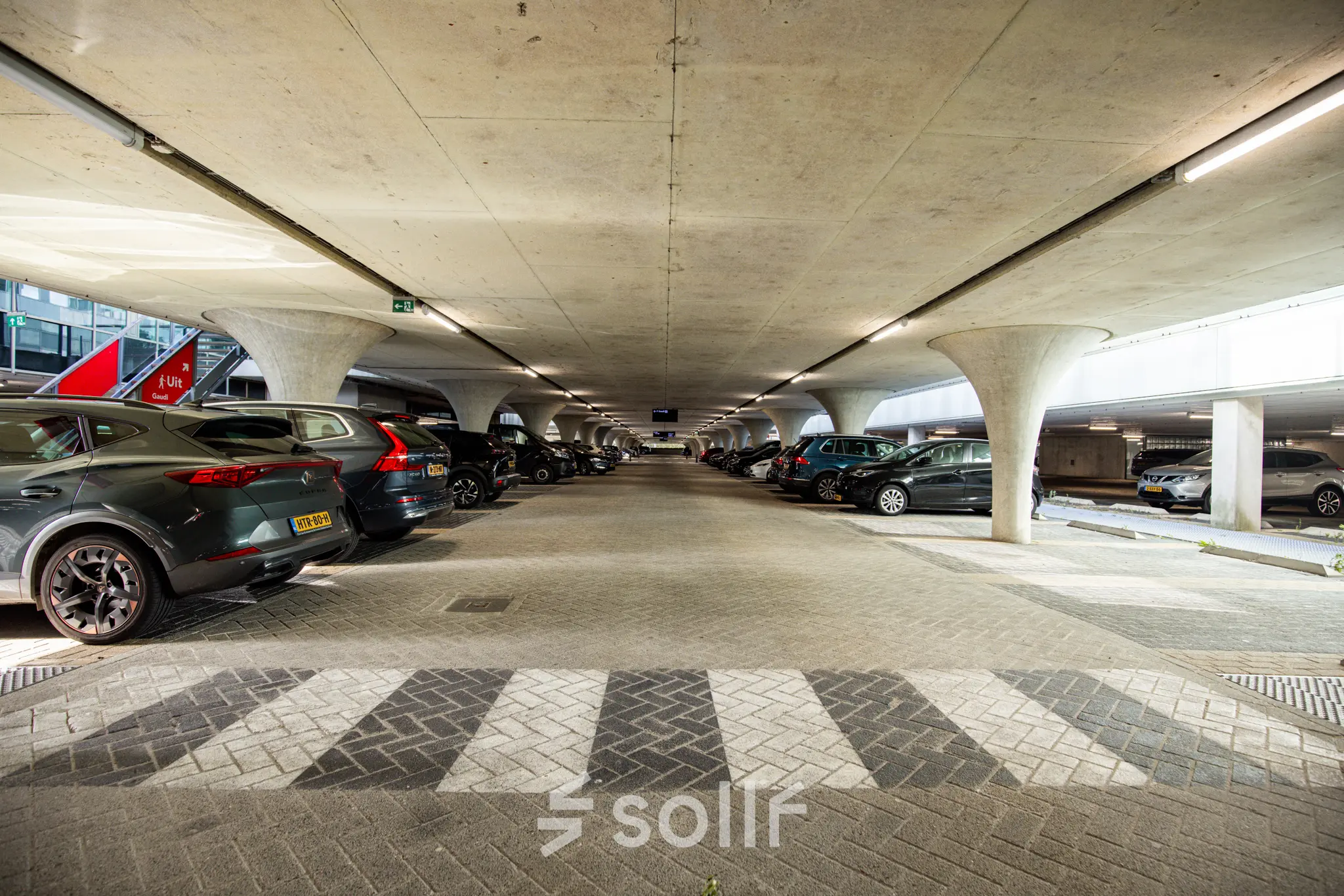 Parkeergarage met ruime opstelling op Herikerbergweg 288 in Amsterdam Zuid-Oost, ideaal gelegen voor huur van nabijgelegen kantoren.