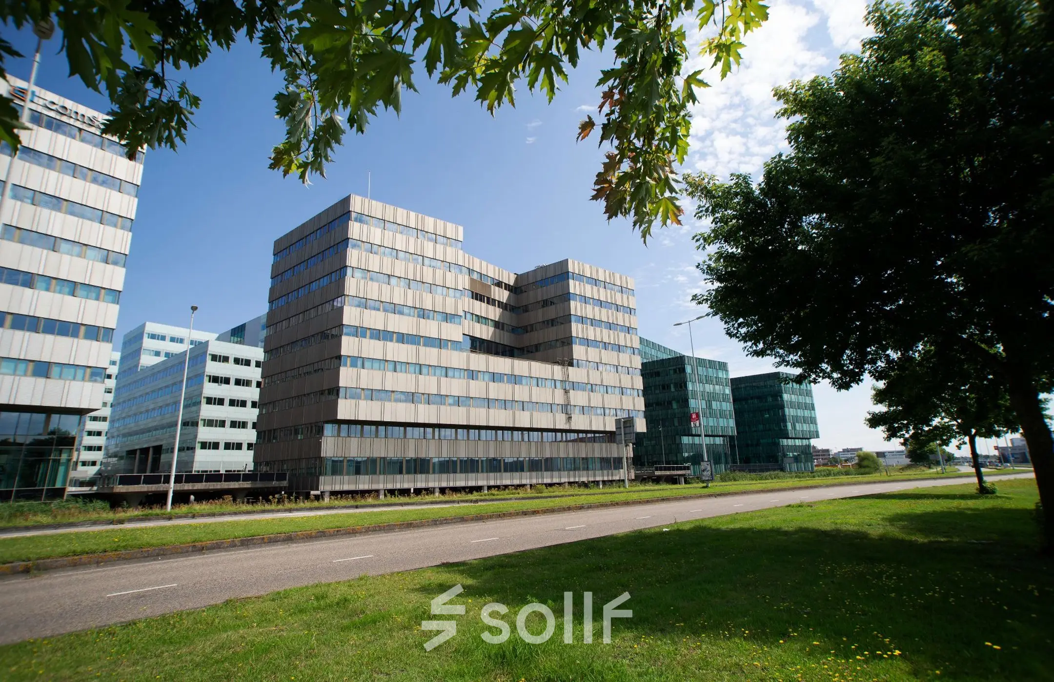 Kantoorpand aan de Herikerbergweg 290 in Amsterdam Zuid-Oost, omringd door groen met moderne architectuur. Geschikt voor kantoorruimte huren.
