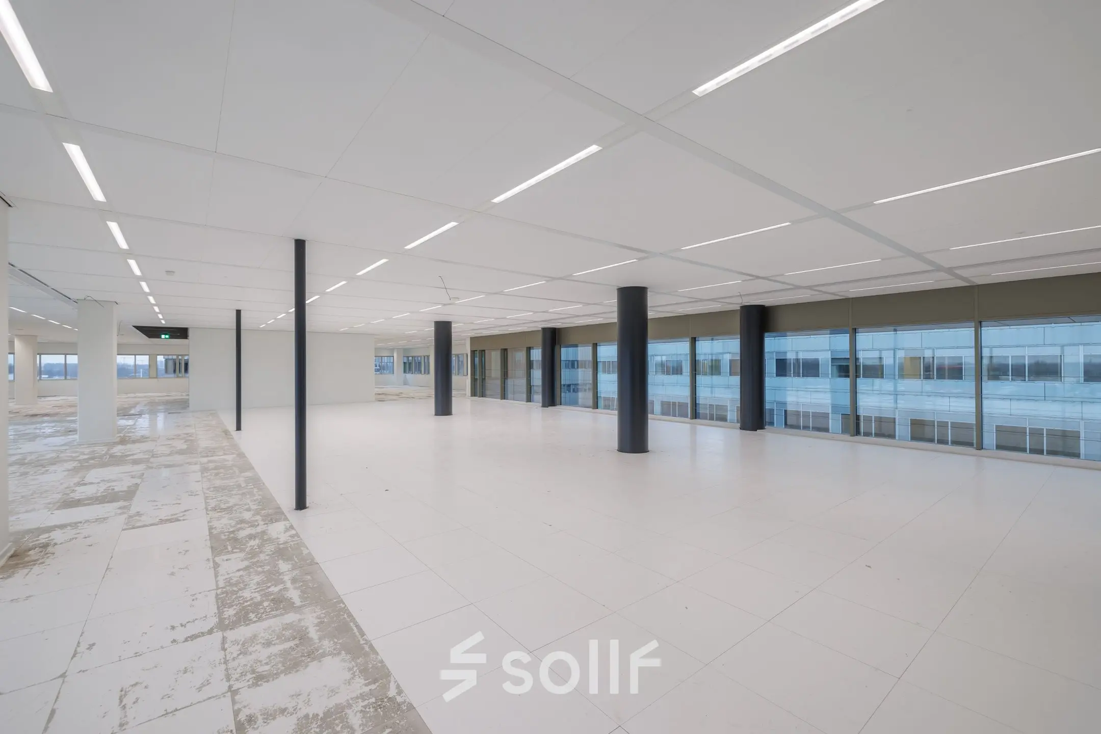 Ruime en lichte ongebruikte kantoorruimte op Herikerbergweg 290, Amsterdam Zuid-Oost. Perfecte plek voor bedrijven die een flexibel kantoorpand willen huren.