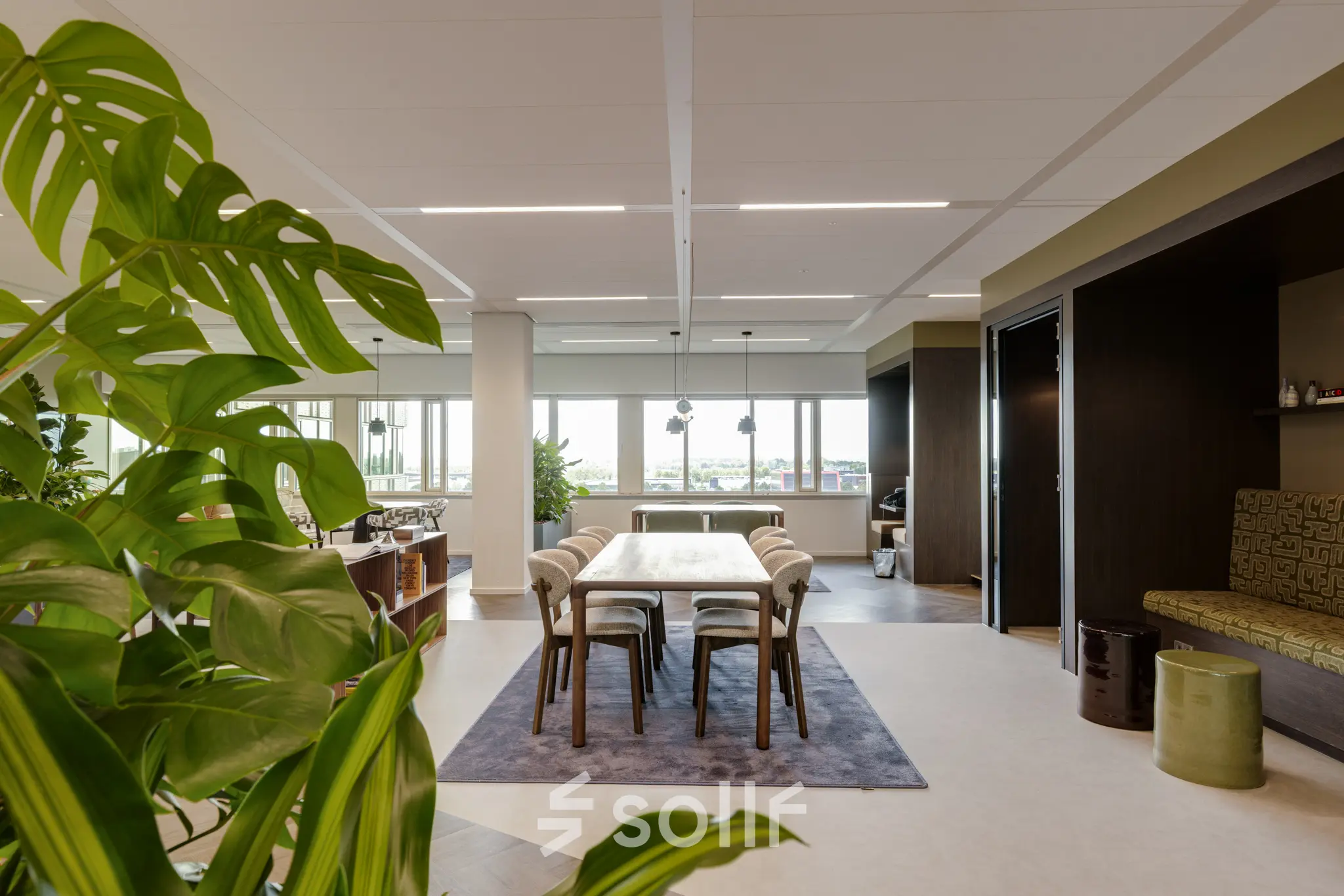 Moderne kantoorruimte te huur aan de Herikerbergweg 290 in Amsterdam Zuid-Oost met ruime, lichte werkplekken en stijlvol meubilair.