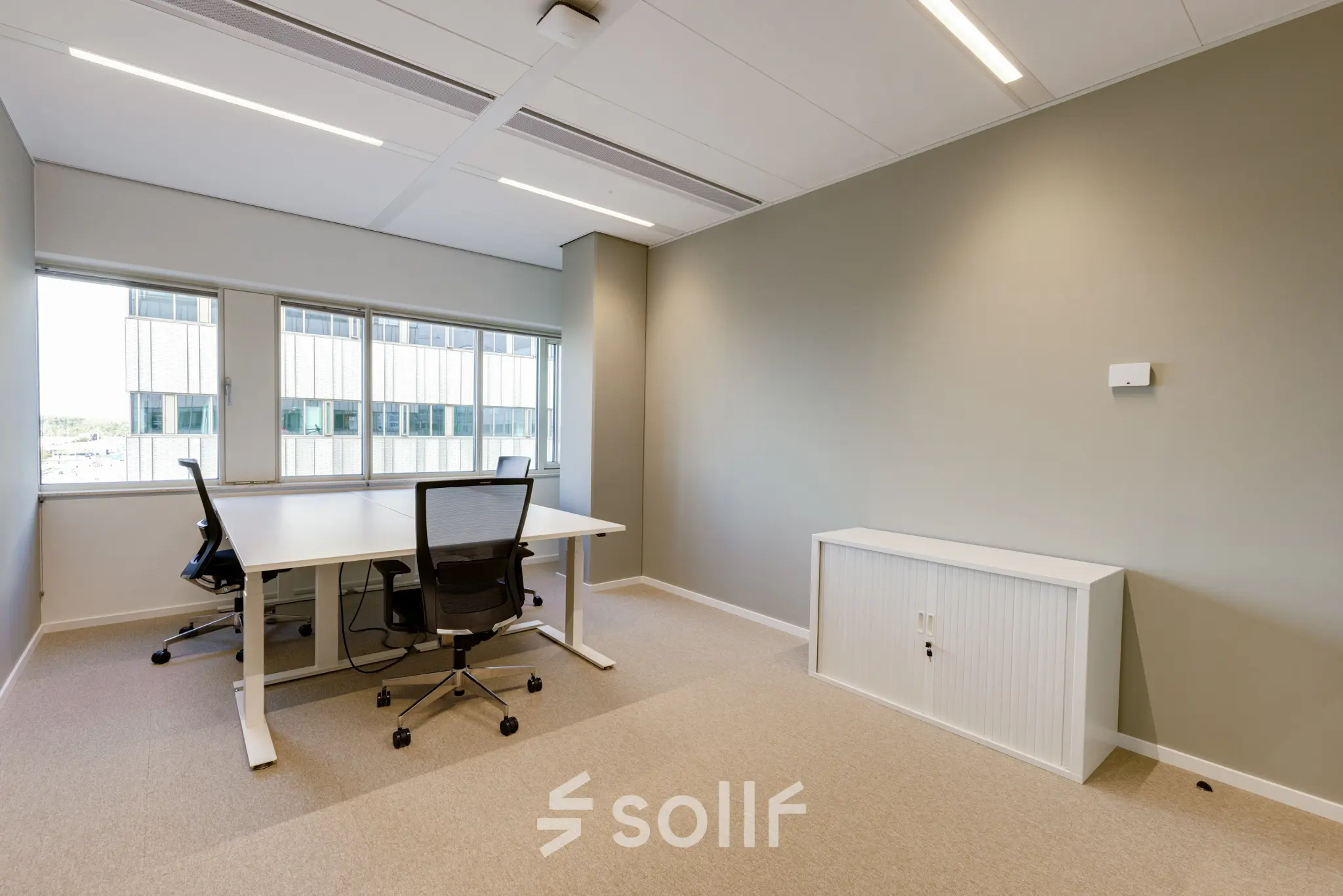 Kantoorruimte huren op Herikerbergweg 290, Amsterdam Zuid-Oost, met modern interieur, ruime werkplekken en veel natuurlijk licht.