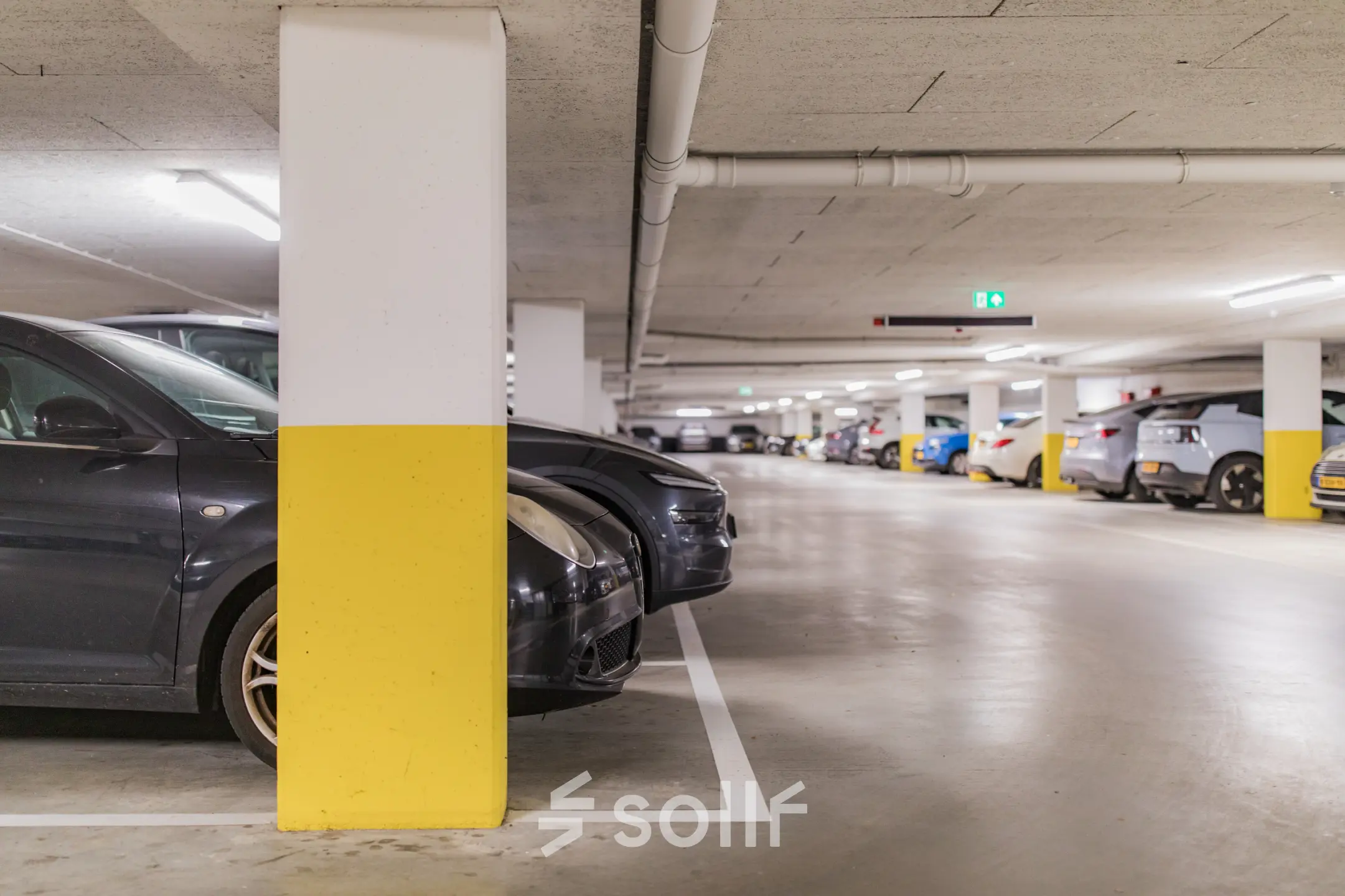 Ondergrondse parkeergarage met meerdere auto's geparkeerd in kantoorpand aan de Hullenbergweg 109-135, Amsterdam Zuid-Oost.