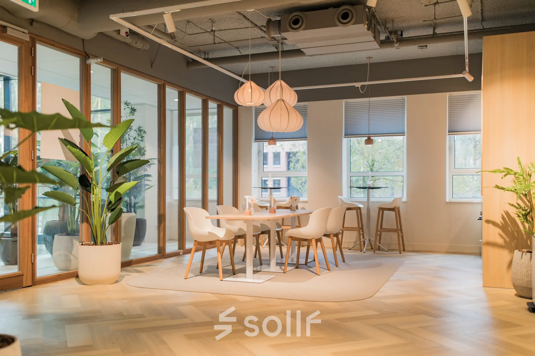 Verlichte kantoorruimte met moderne meubels en grote ramen, gelegen op Hullenbergweg 109-135 in Amsterdam Zuid-Oost. Ideaal om te huren voor diverse zakelijke doeleinden.