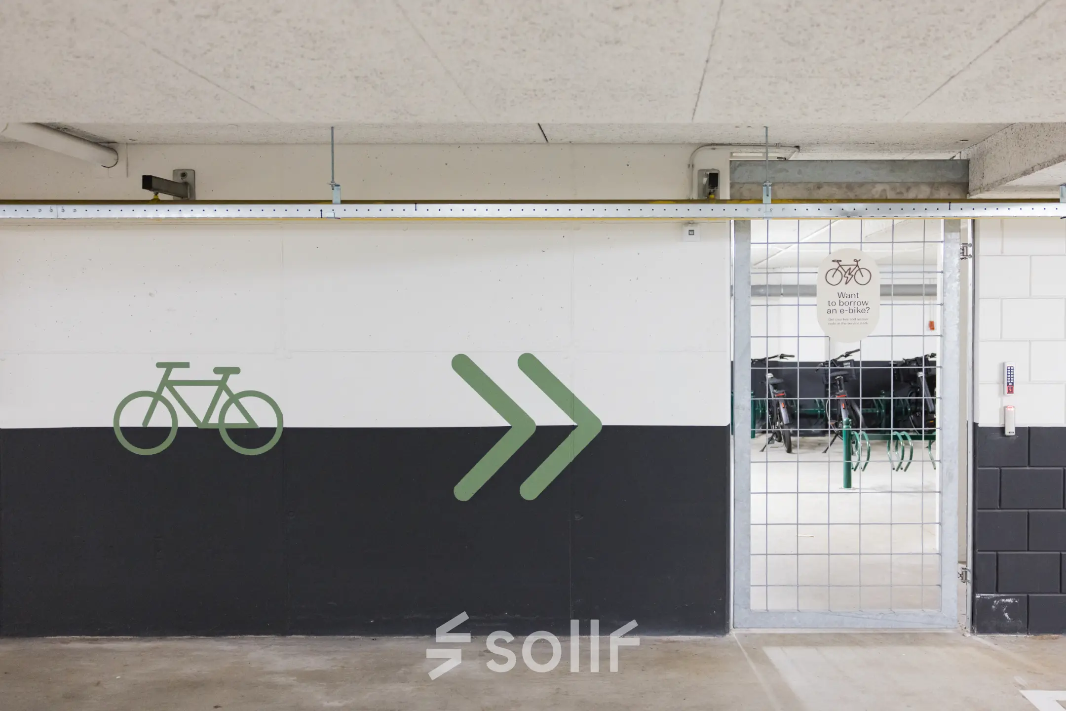 Fietsenstalling in kantoorpand aan de Hullenbergweg 109-135 in Amsterdam Zuid-Oost met toegang tot beveiligde binnenruimte.