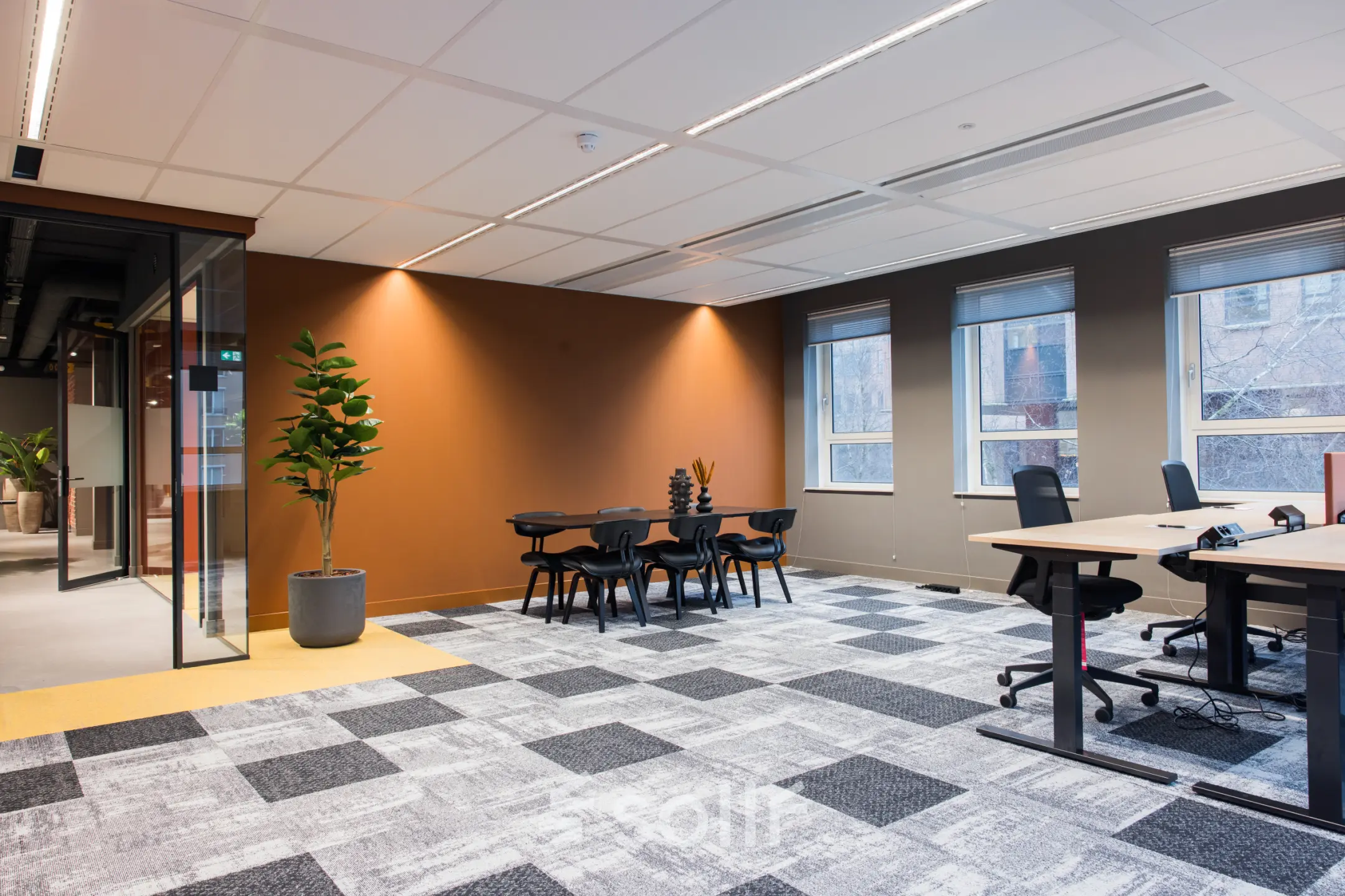 Moderne en lichte kantoorruimte te huur op de Hullenbergweg 109-135 in Amsterdam Zuid-Oost, met comfortabele bureaus, stoelen en een stijlvolle inrichting.