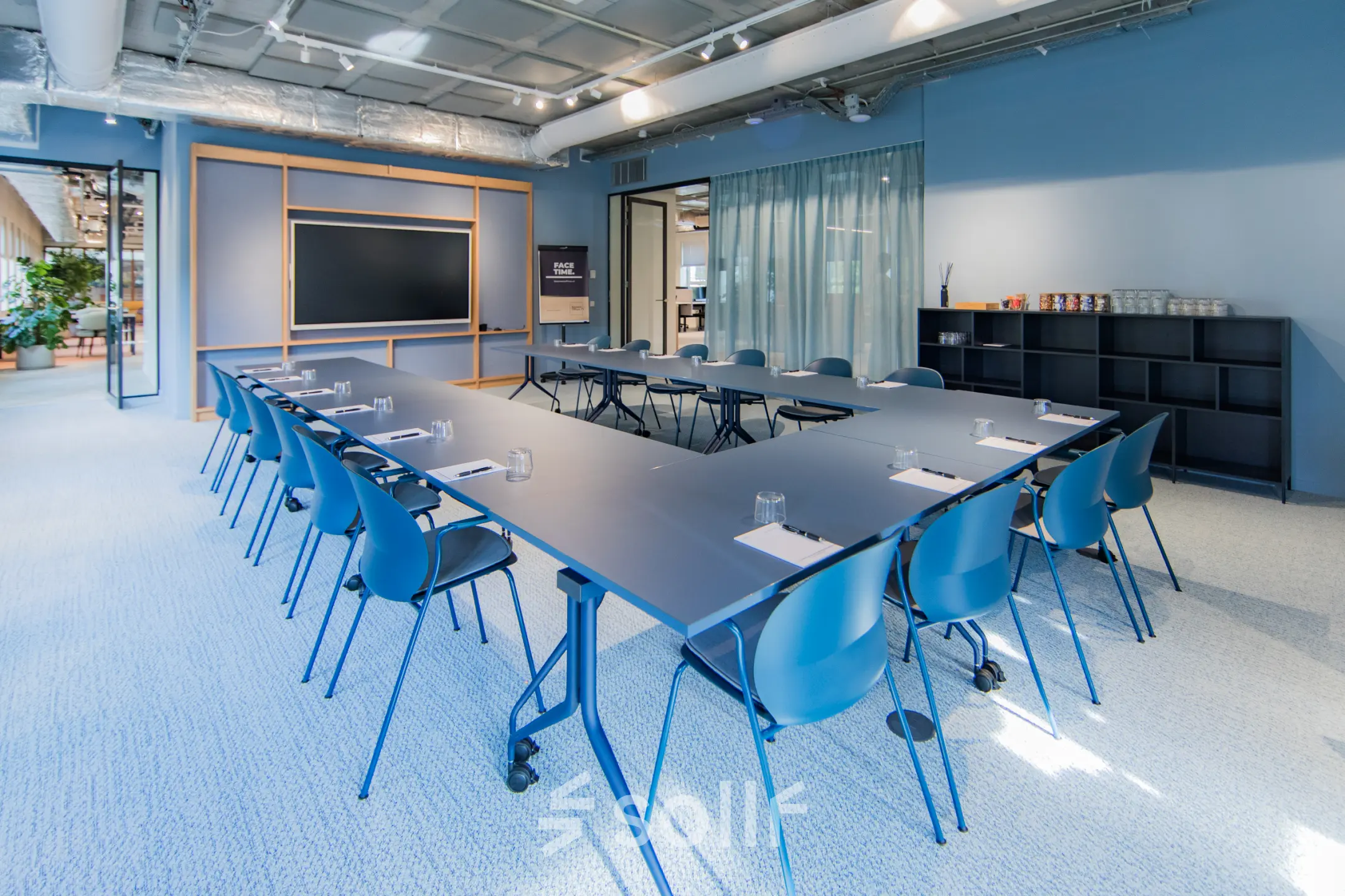 Stijlvolle vergaderruimte in kantoorpand op Hullenbergweg 109-135, Amsterdam Zuid-Oost, met grote tafel en moderne stoelen, ideaal voor kantoorruimte huren.