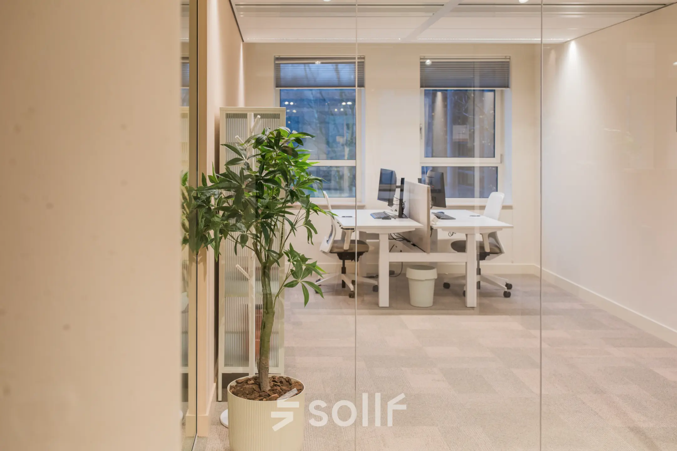 Interieur van een kantoorpand op Hullenbergweg 109-135 in Amsterdam Zuid-Oost, met twee bureaus en een plant in een lichte ruimte. Ideaal voor kantoorruimte huren.