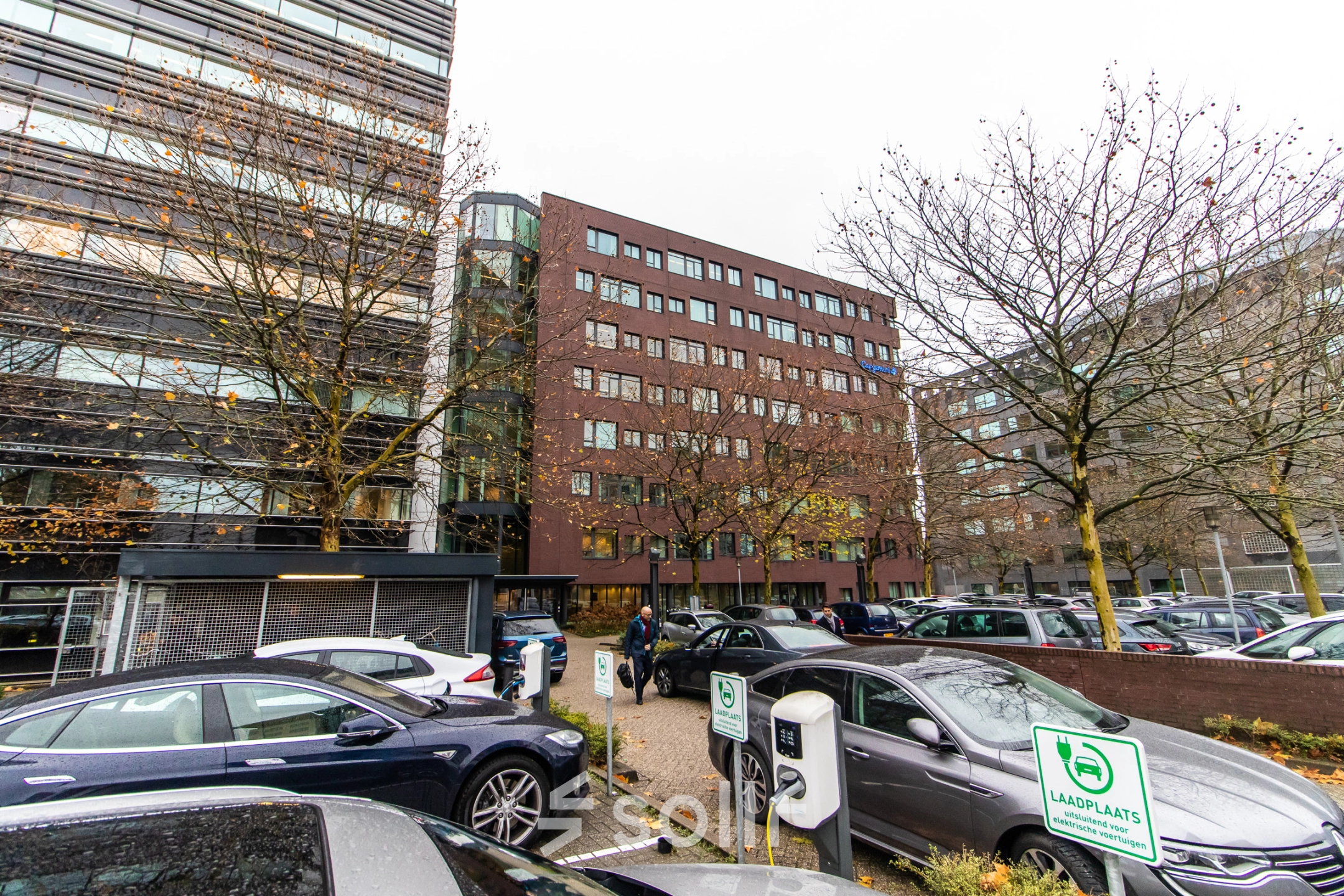 Buitenzijde van het kantoorpand op Hullenbergweg 278 in Amsterdam Zuid-Oost, met een parkeerplaats op de voorgrond. Geschikt voor kantoorruimte huren.