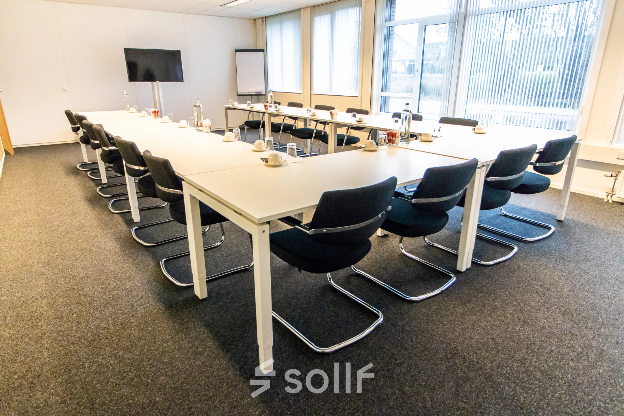 Kantoorruimte huren in kantoorpand Hullenbergweg 278, Amsterdam Zuid-Oost. Gemeubileerde vergaderruimte met stoelen en tafels, gereed voor gebruik.