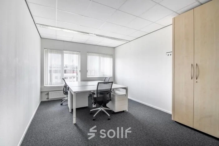Kantoorruimte te huur op Hullenbergweg 278, Amsterdam Zuid-Oost met drie bureaus en stoelen onder een groot raam met natuurlijk licht.