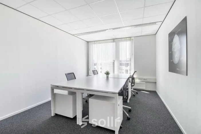 Kantoorruimte huren op Hullenbergweg 278 in Amsterdam Zuid-Oost met een strak ingerichte vergaderruimte, voorzien van moderne stoelen en een grote tafel.