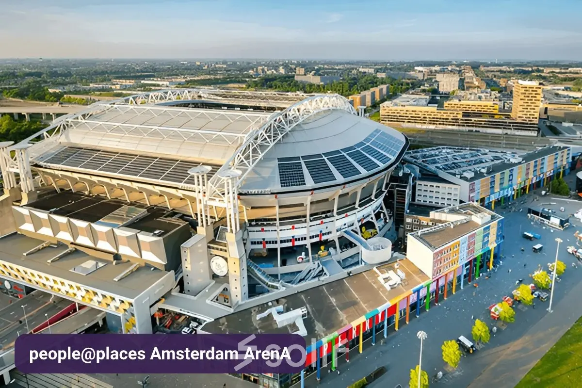 Exterieur van het kantoorpand op Johan Cruijff Boulevard 89 in Amsterdam Zuid-Oost, gelegen naast de imposante Amsterdam Arena.