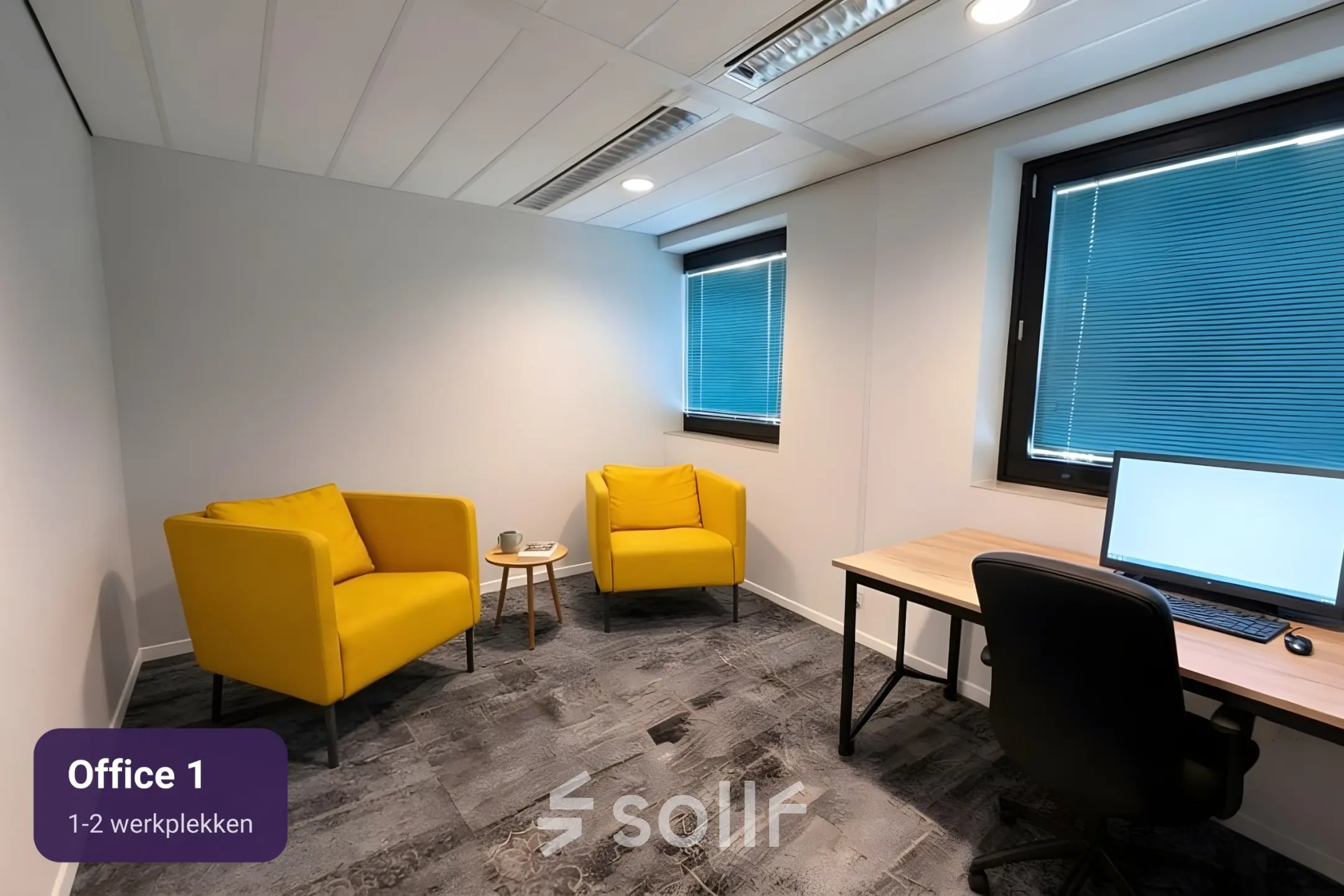 Moderne kantoorruimte huren op Johan Cruijff Boulevard 89, Amsterdam Zuid-Oost. De kamer is voorzien van frisse gele fauteuils, een bureau met computerscherm en veel daglicht via grote ramen.