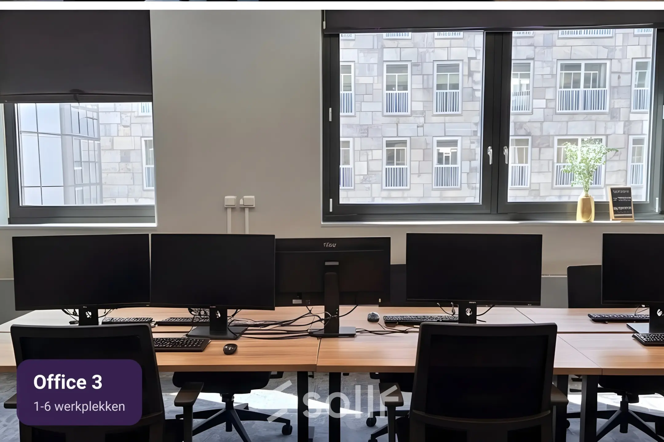 Moderne kantoorruimte huren op Johan Cruijff Boulevard 89, Amsterdam Zuid-Oost met grote ramen en meerdere werkplekken voorzien van beeldschermen en bureaustoelen.