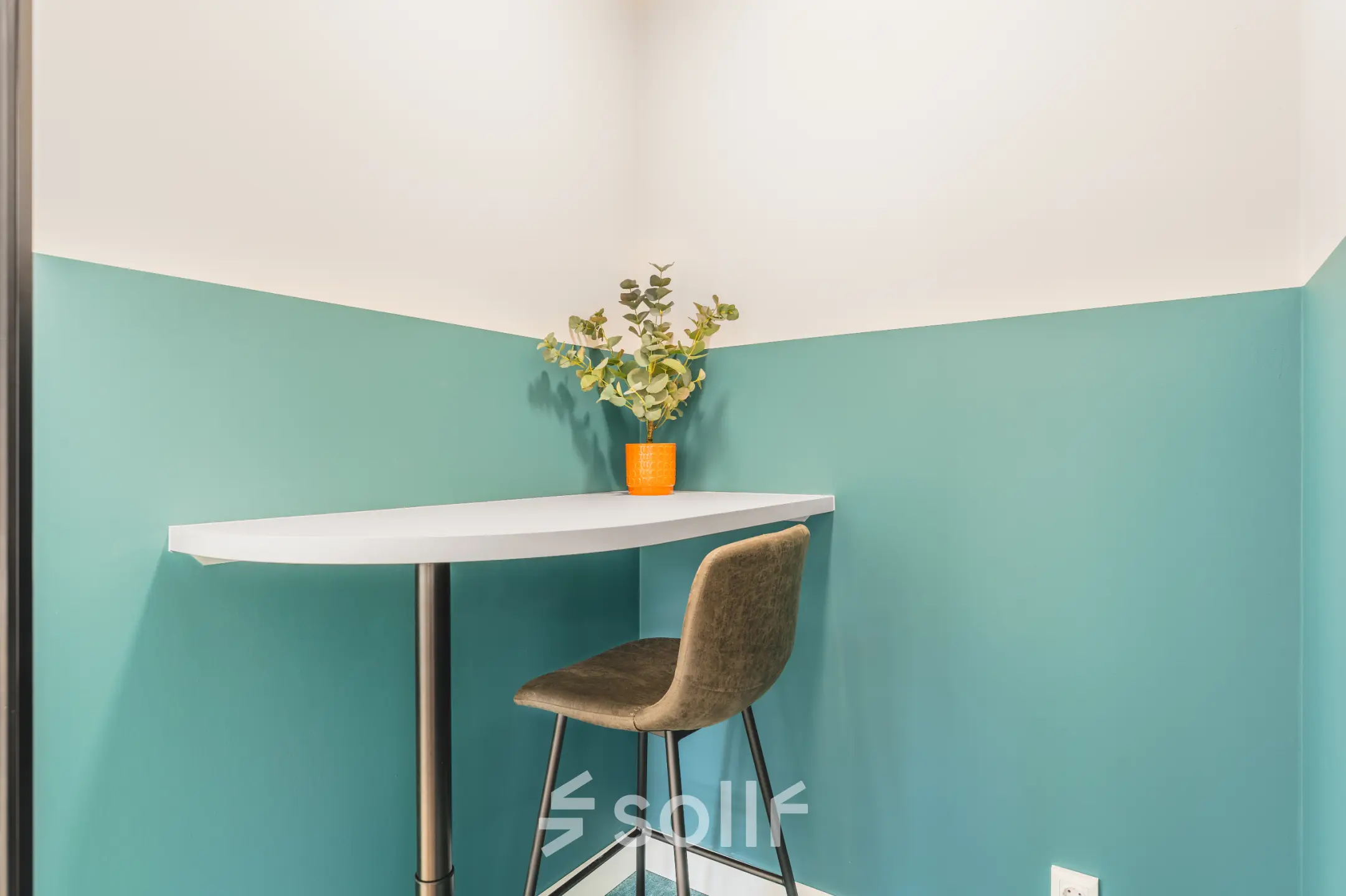 Gezellige hoek van een kantoorpand aan de Paasheuvelweg 20 in Amsterdam Zuid-Oost met een hoge tafel en stoel, ideaal voor informeel werken of pauzes. Perfect voor kantoorruimte huren.