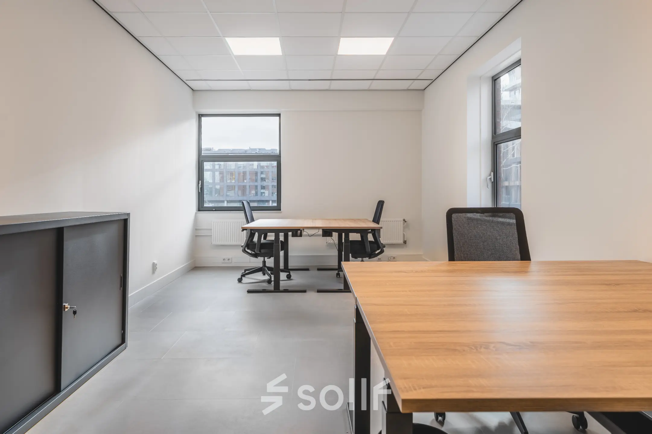 Lichte kantoorruimte huren aan de Paasheuvelweg 20 in Amsterdam Zuid-Oost met bureau-opstellingen en stoelen voor een functionele werkomgeving.