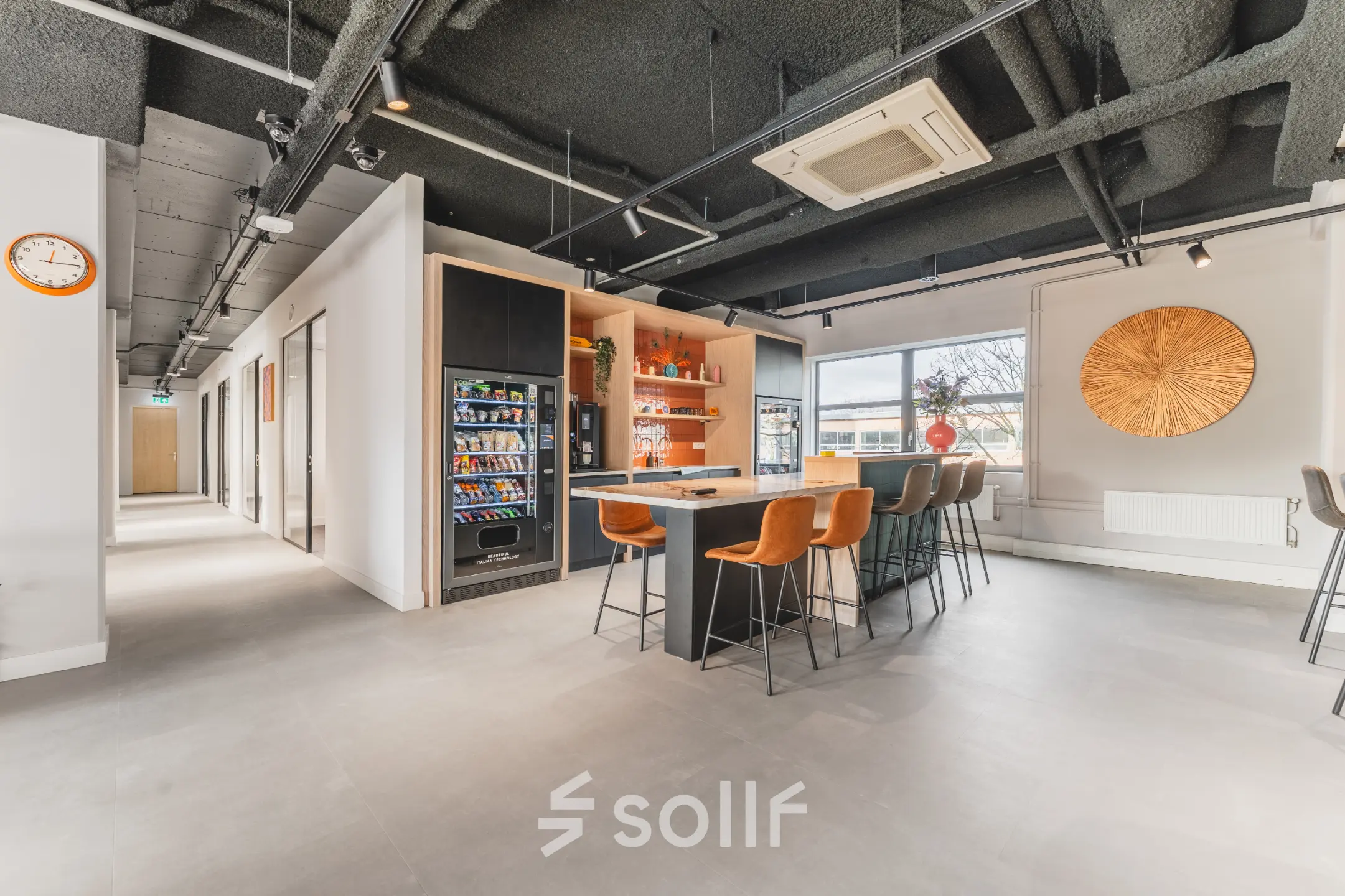 Moderne kantoorruimte op Paasheuvelweg 20, Amsterdam Zuid-Oost met een gemeubileerd interieur, voorzien van hoge tafels en een verkoopautomaat voor snacks en drankjes, ideaal voor wie een kantoorruimte wil huren.