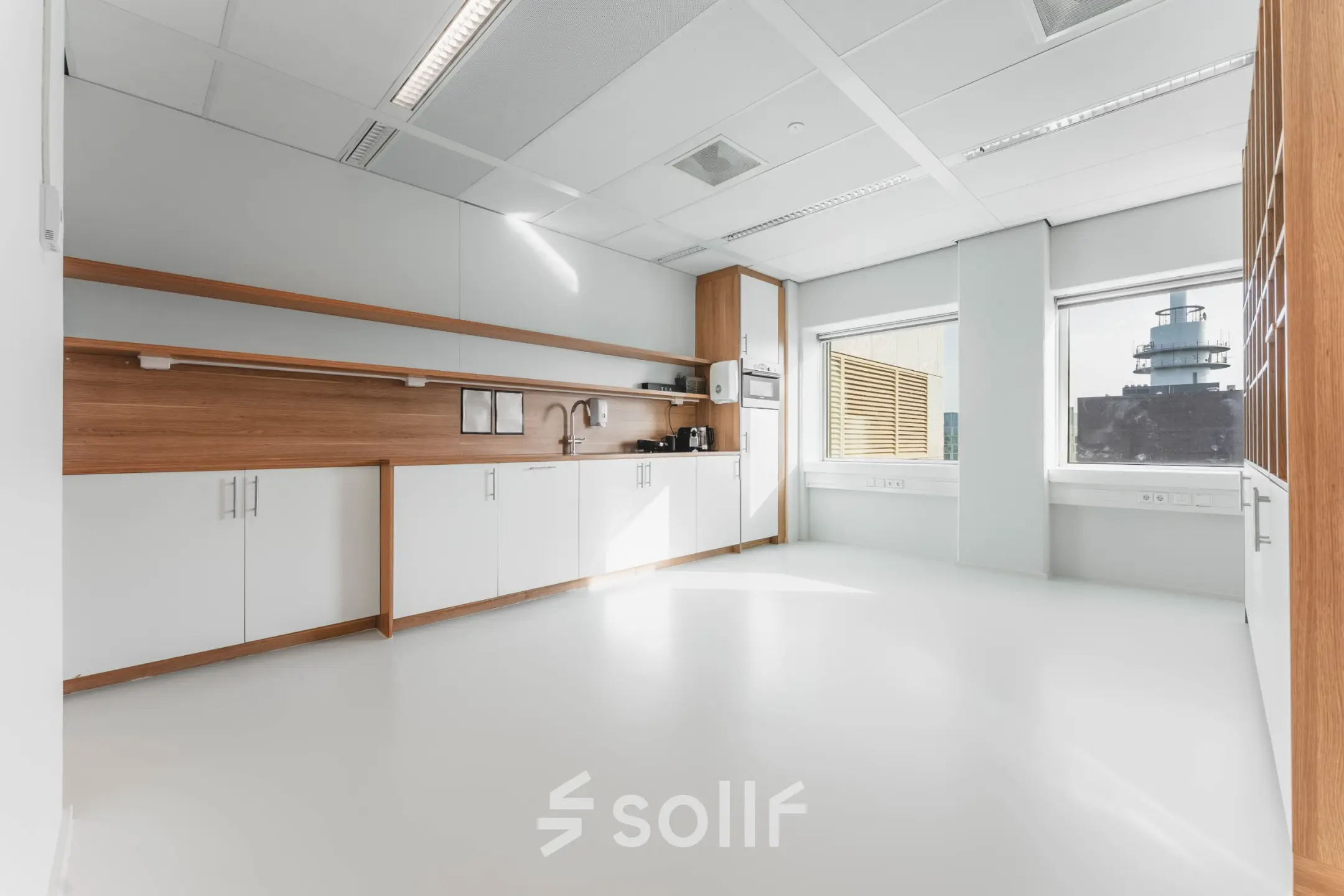 Moderne kantoorruimte huren op de Barbara Strozzilaan 101, Amsterdam Zuidas met ruime pantry en veel natuurlijk licht.