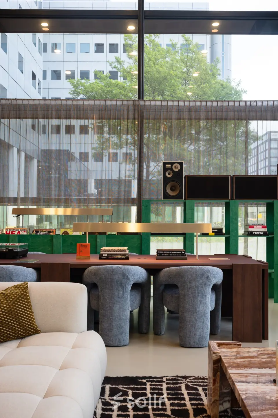 Ruime, moderne kantoorpand in Amsterdam Zuidas gelegen aan Barbara Strozzilaan 101. De lichte kantoorruimte is stijlvol ingericht met comfortabele meubels en biedt uitstekende mogelijkheden voor werknemers om te huren en werken.