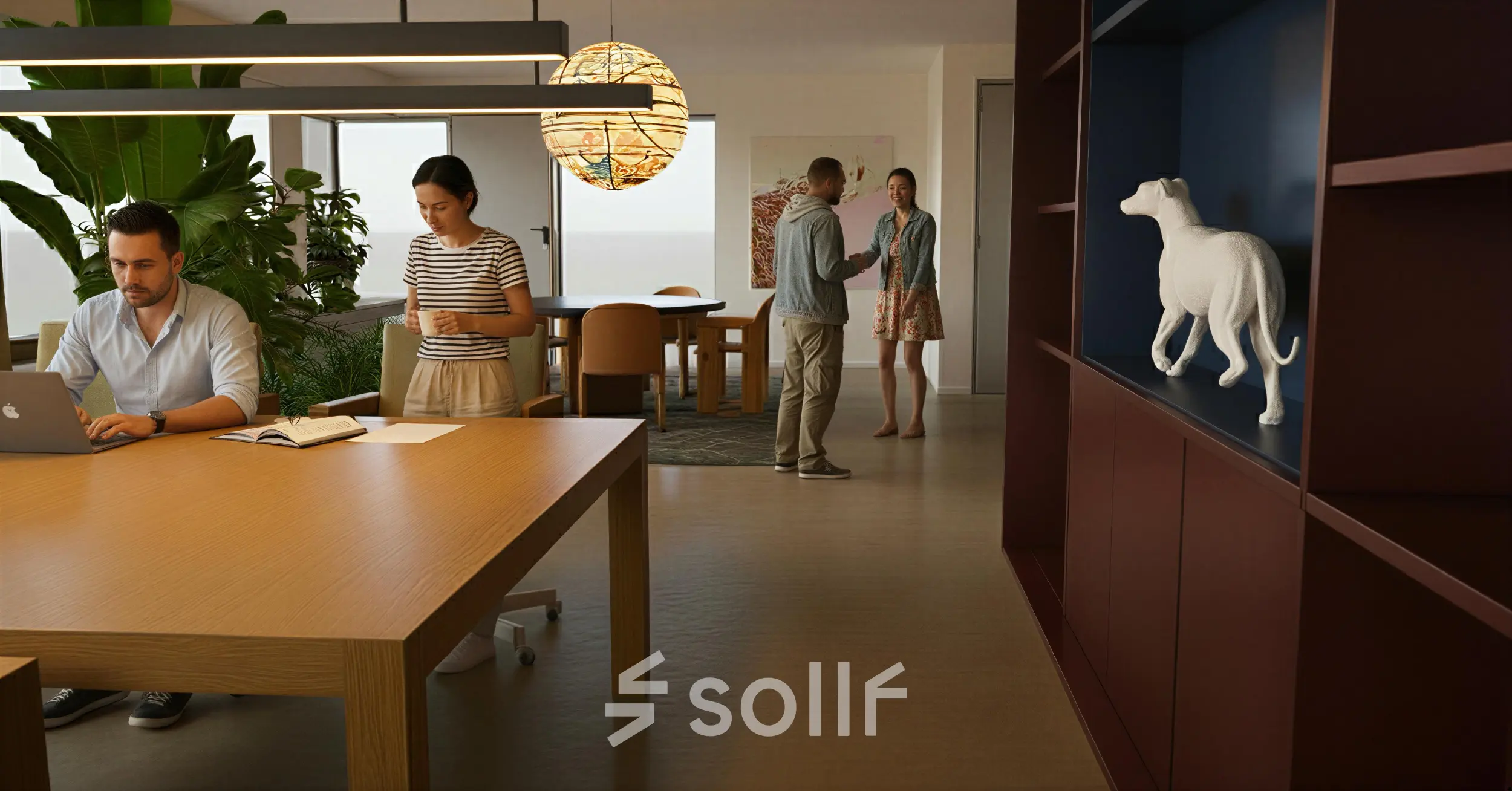 Ruime en moderne kantoorruimte op Barbara Strozzilaan 101 101 in Amsterdam Zuidas, met houten tafels en zakelijke professionals die samenwerken. Planten en decoratieve elementen creëren een aangename werksfeer.