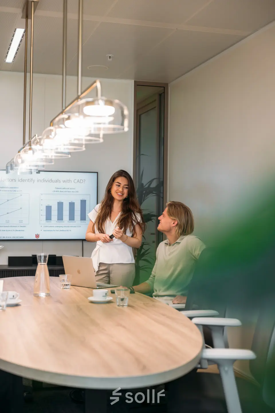 Moderne kantoorruimte te huur op Beethovenstraat 503 in Amsterdam Zuidas, met collega’s in overleg aan een vergadertafel.