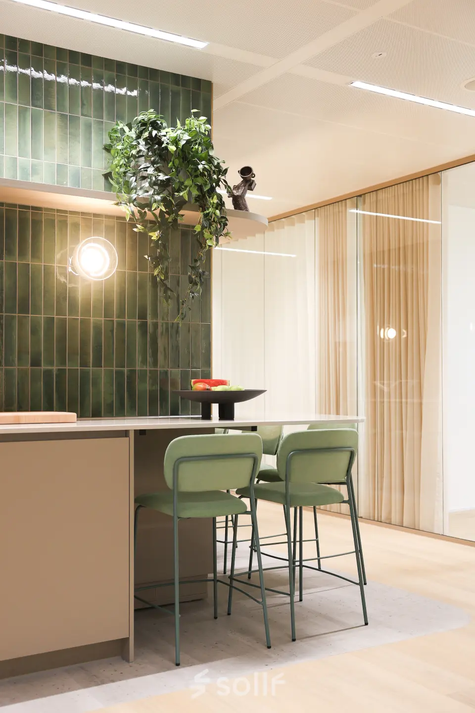 Moderne gemeubileerde kantoorruimte huren aan de Beethovenstraat 503, Amsterdam Zuidas met stijlvolle groene accenten en een hoog tafelblad met krukken.