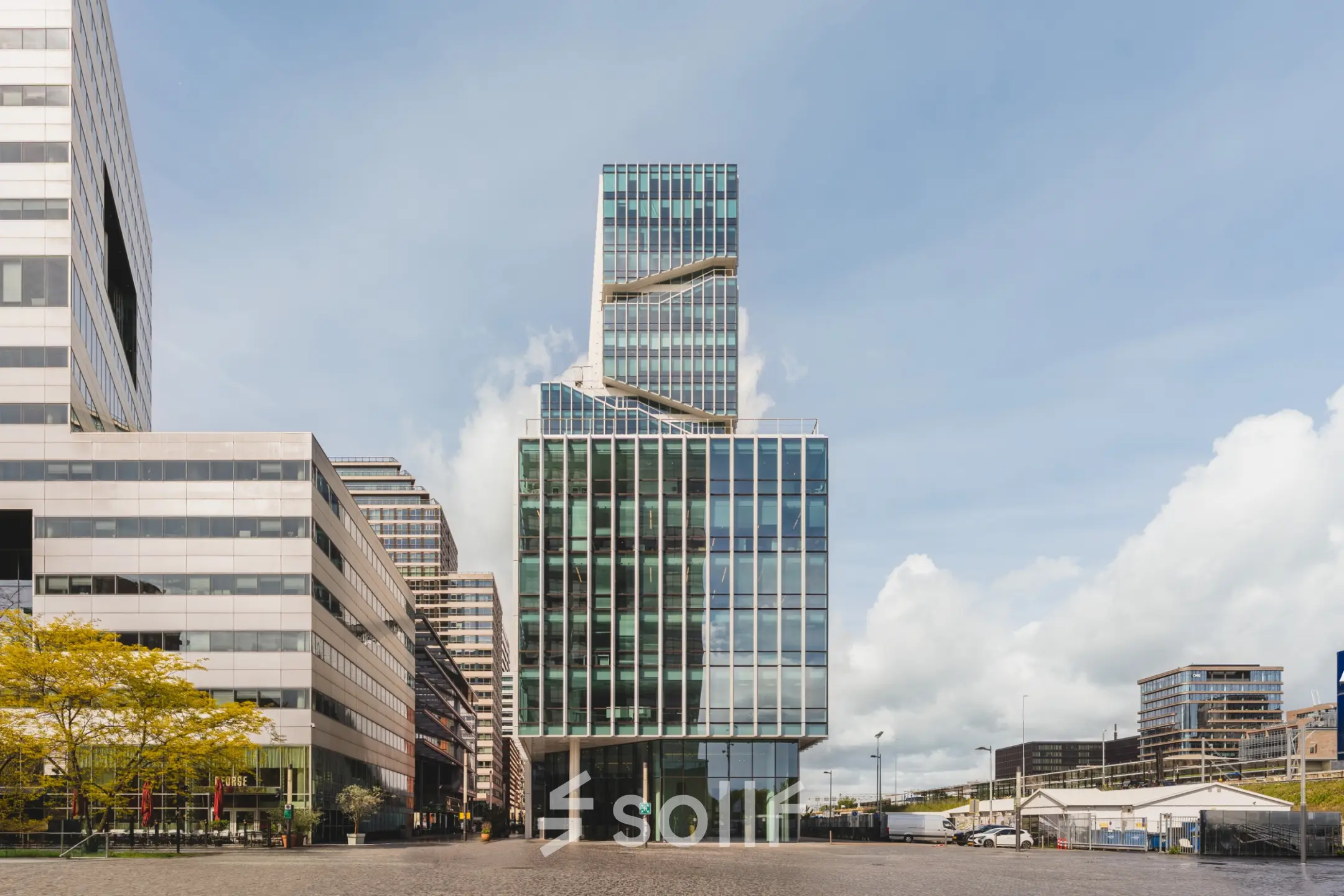 Modern kantoorpand gelegen aan Claude Debussylaan 10 in Amsterdam Zuidas met een imposante glazen gevel, ideaal voor wie kantoorruimte wil huren.