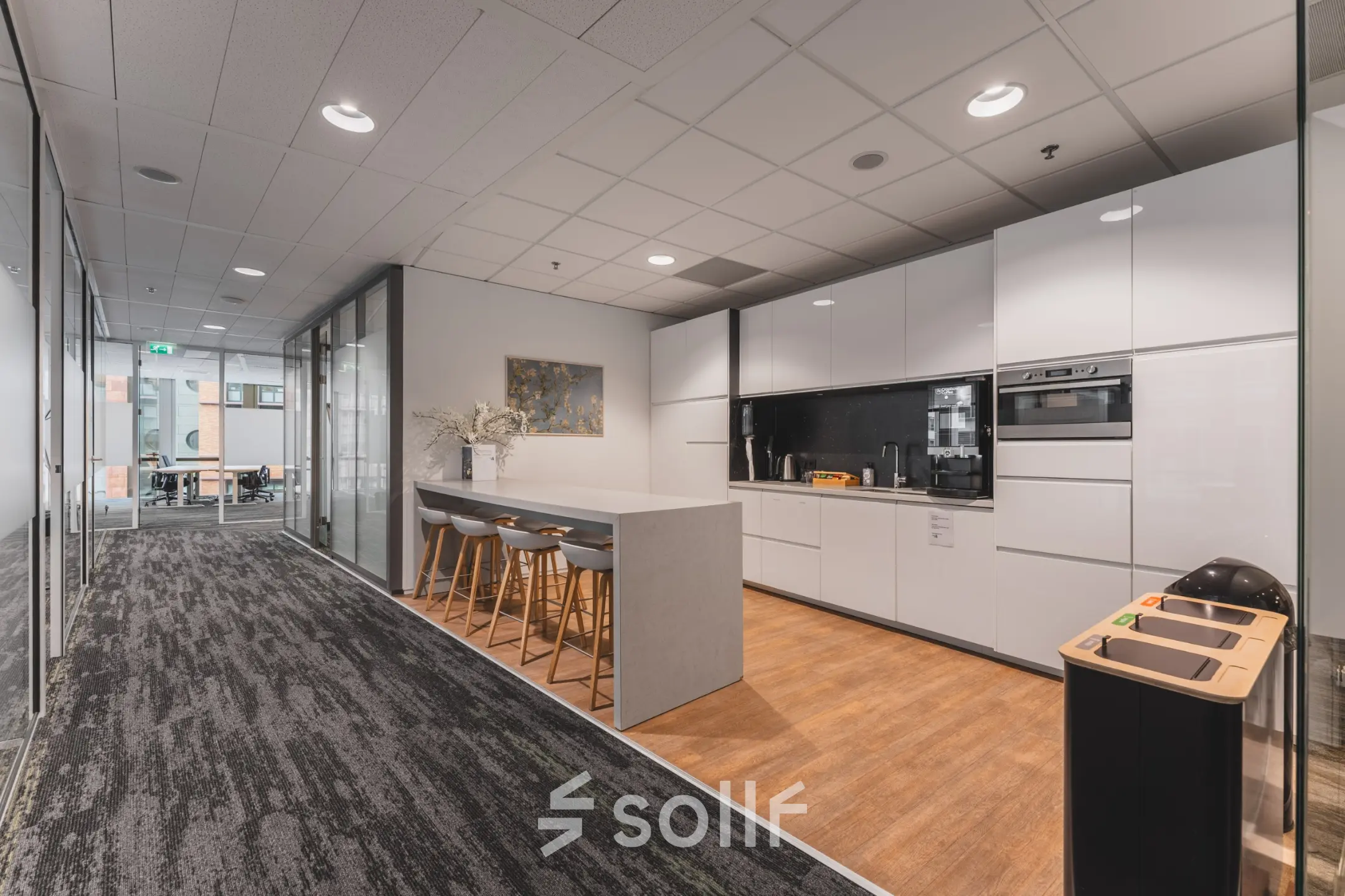 Strakke kantoorruimte huren aan de Zuidas in Amsterdam met moderne pantry en zitgedeelte op Claude Debussylaan 10.