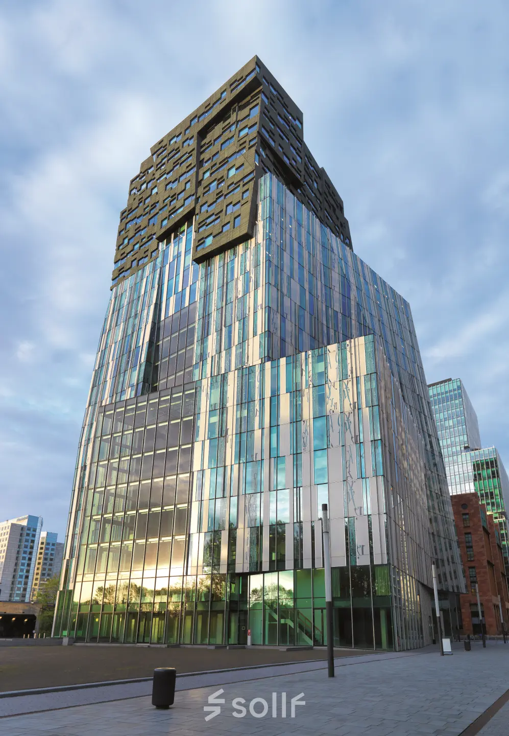 Moderne kantoorpand op de Claude Debussylaan in Amsterdam Zuidas, ideaal voor kantoorruimte huren. Het gebouw heeft een opvallende glaspui en bevindt zich in een levendige zakenwijk.