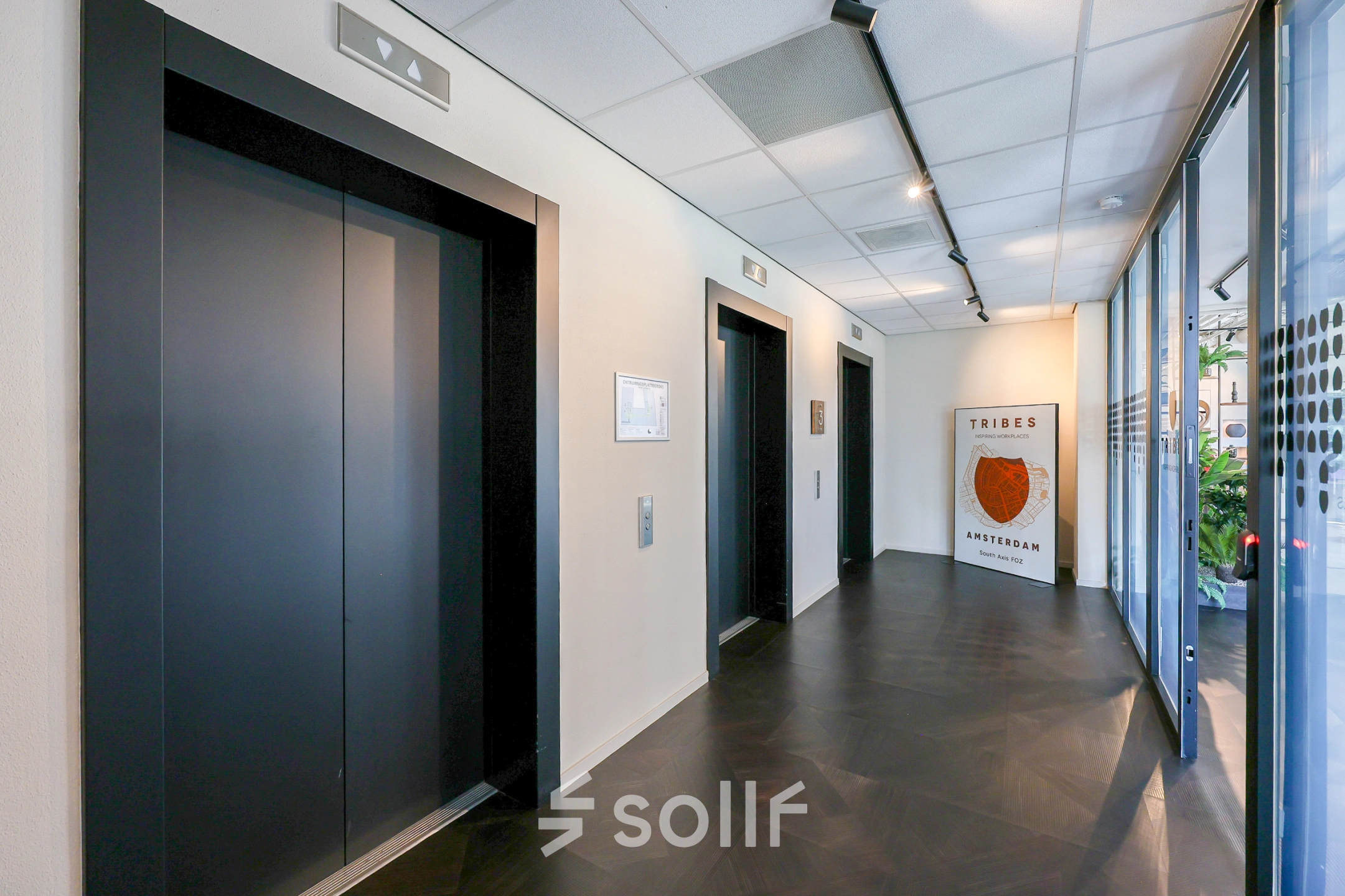 Kantoorruimte op Gustav Mahlerlaan 308 in Amsterdam Zuidas met moderne liften en strakke vloeren. Ideale locatie voor kantoor huren in een professioneel kantoorpand.