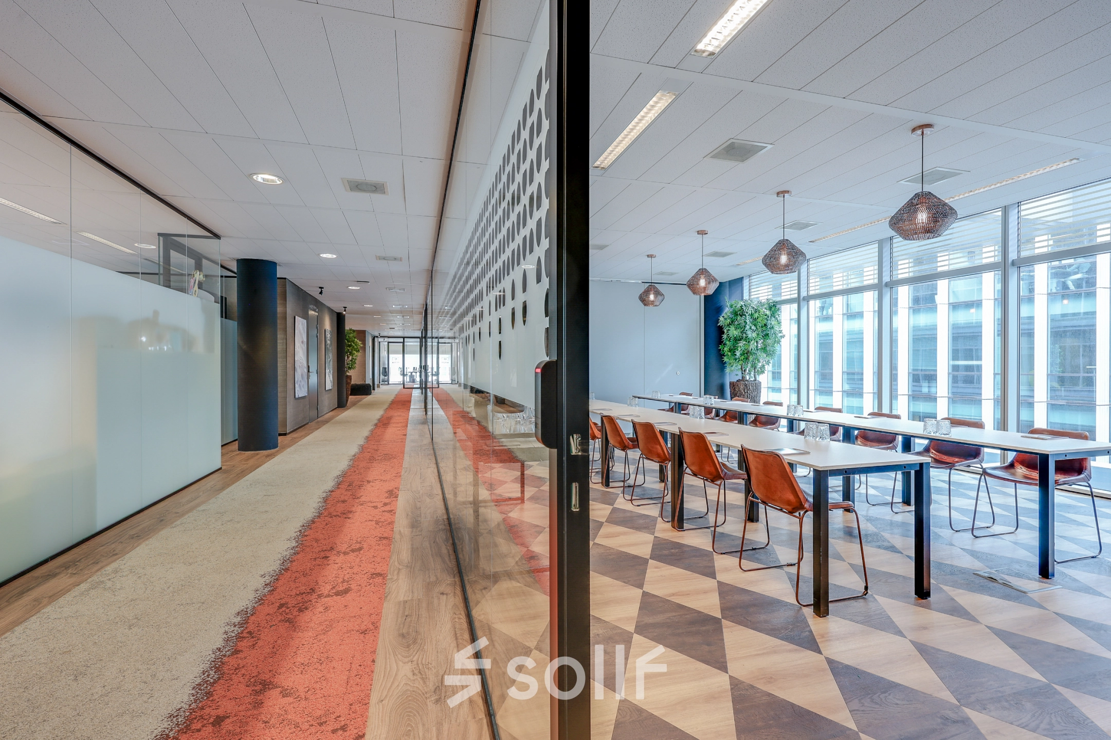 Moderne kantoorruimte te huur aan Gustav Mahlerlaan 308, Amsterdam Zuidas, met een stijlvolle vergadertafel, glazen wanden en veel natuurlijk licht.