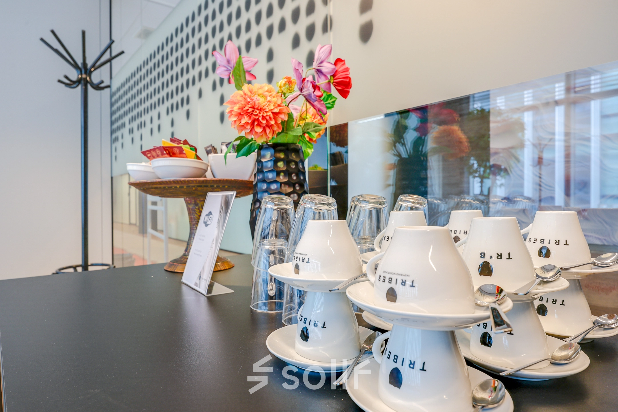 Moderne pantry in kantoorpand op Gustav Mahlerlaan 308, Amsterdam Zuidas, met servies en decoratieve elementen. Ideaal voor kantoorruimte huren.