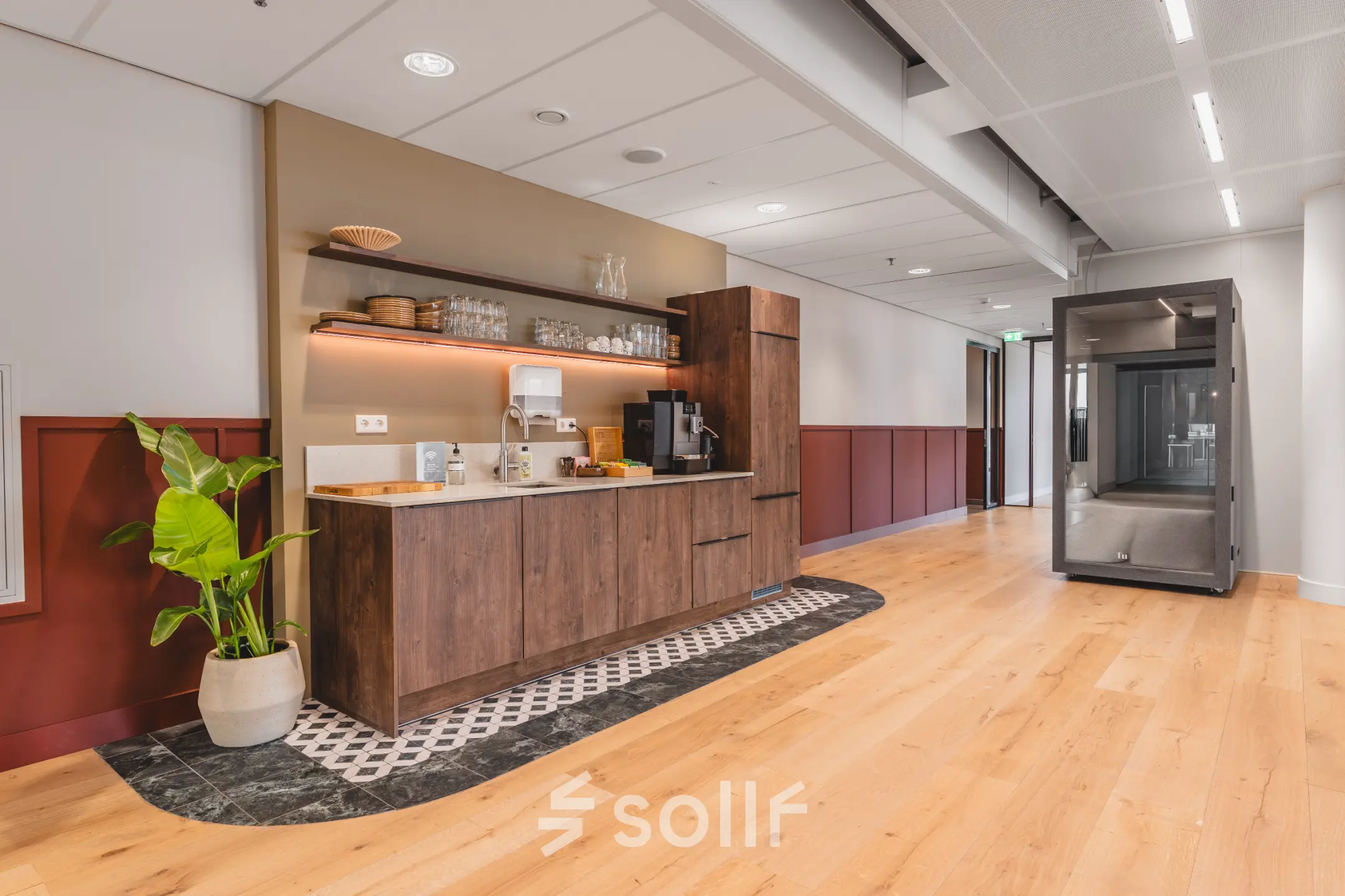 Moderne kantoorruimte huren aan Hildegard Von Bingenstraat 44 in Amsterdam Zuidas met een lichte pantry en houten vloer.