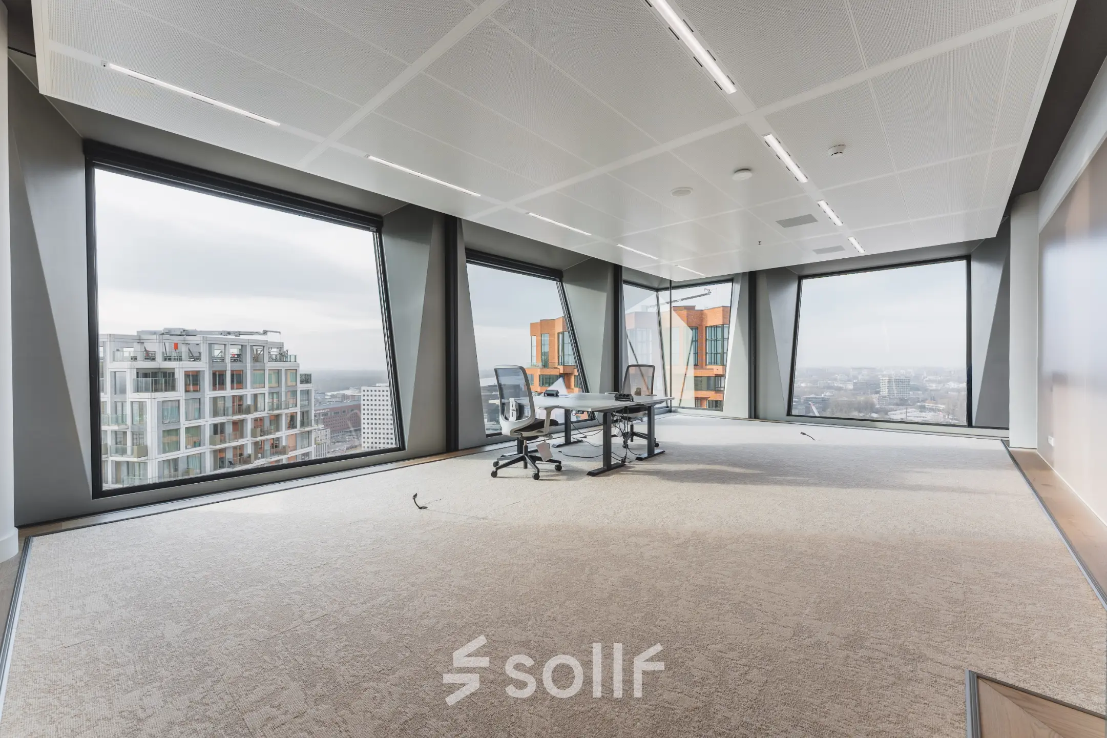 Lichte kantoorruimte huren met panoramisch uitzicht op de Zuidas, Amsterdam. Grote ramen, veel daglicht, geschikt voor een inspirerende werkomgeving in het kantoorpand op Hildegard Von Bingenstraat 44.