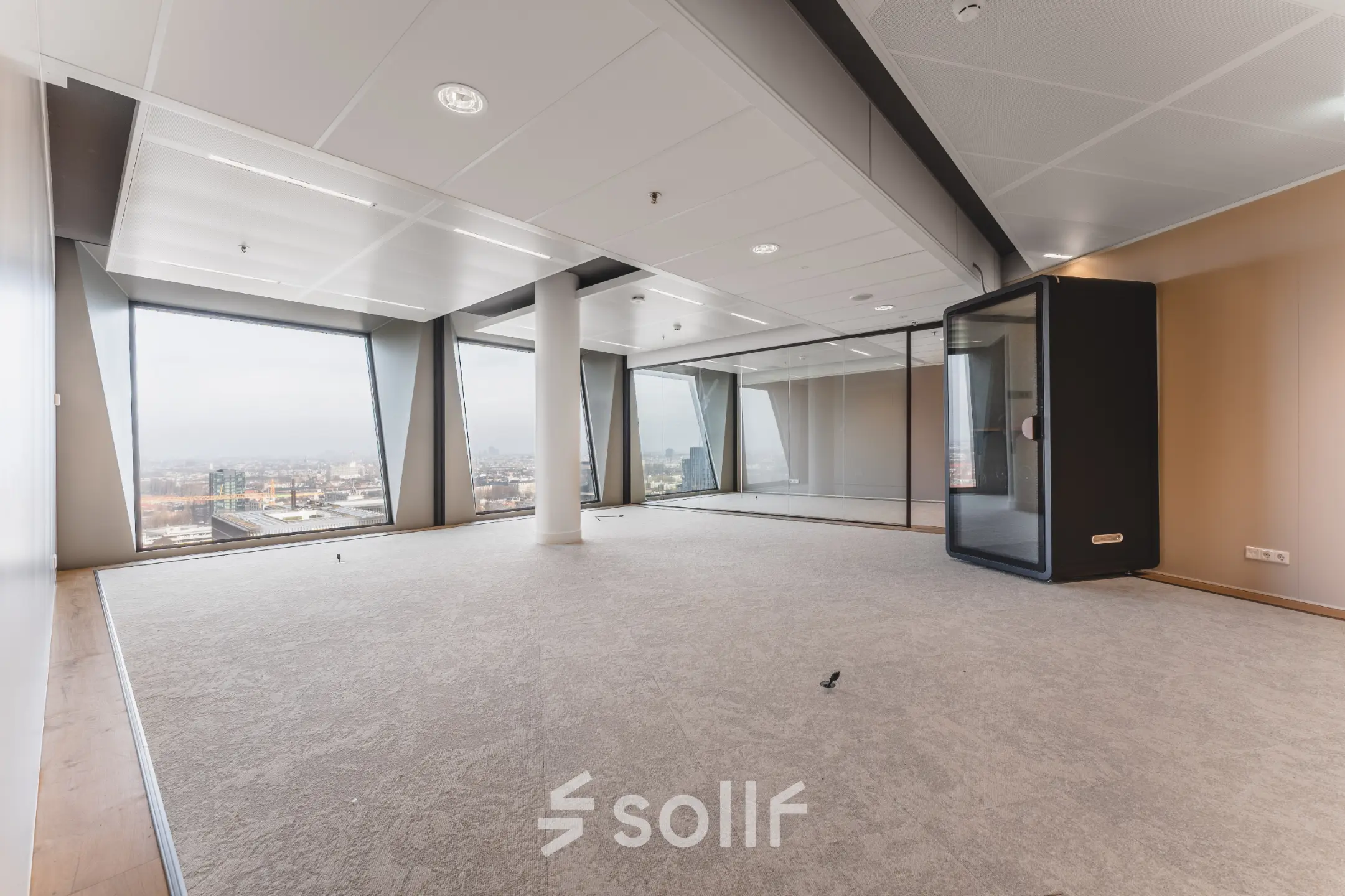 Lichte kantoorruimte met grote ramen op Hildegard Von Bingenstraat 44, ideaal voor het huren van een kantoor in Amsterdam Zuidas.