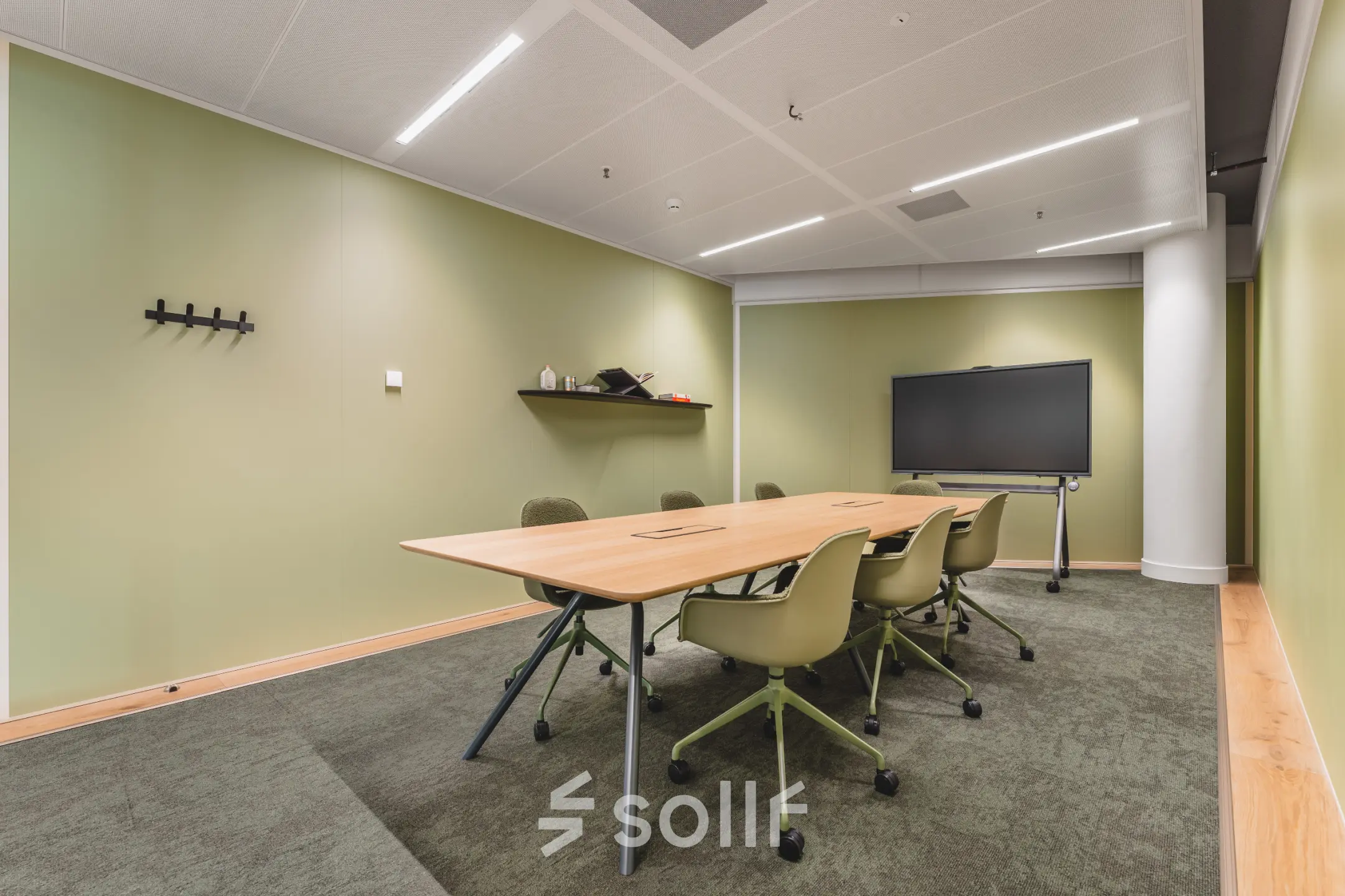 Kantoorruimte huren op Hildegard Von Bingenstraat 44, Amsterdam Zuidas, met moderne vergadertafel en stoelopstelling, ideaal voor zakelijke bijeenkomsten.