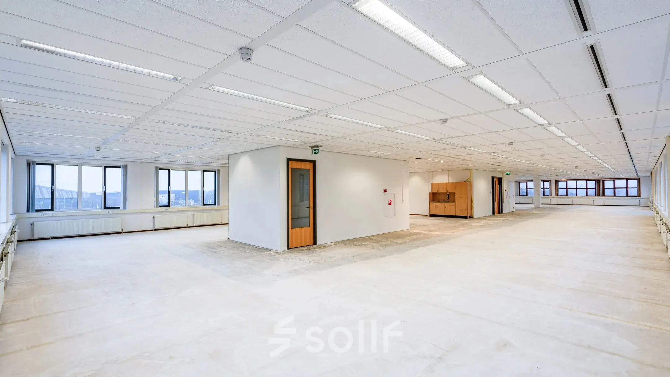 Kantoorruimte huren op Het Rietveld 55-59 in Apeldoorn, met een open vloerplan geschikt voor diverse kantoorinrichtingen.