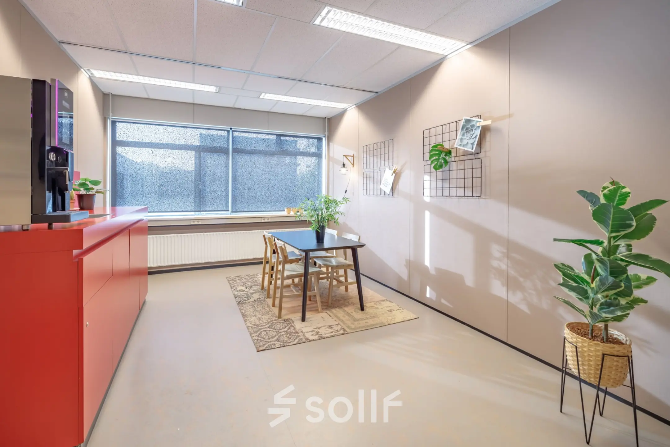 Kantoorpand op Oude Apeldoornseweg 41-45 in Apeldoorn met een moderne vergaderruimte inclusief tafel, stoelen en planten. Ideaal voor wie kantoorruimte wil huren.