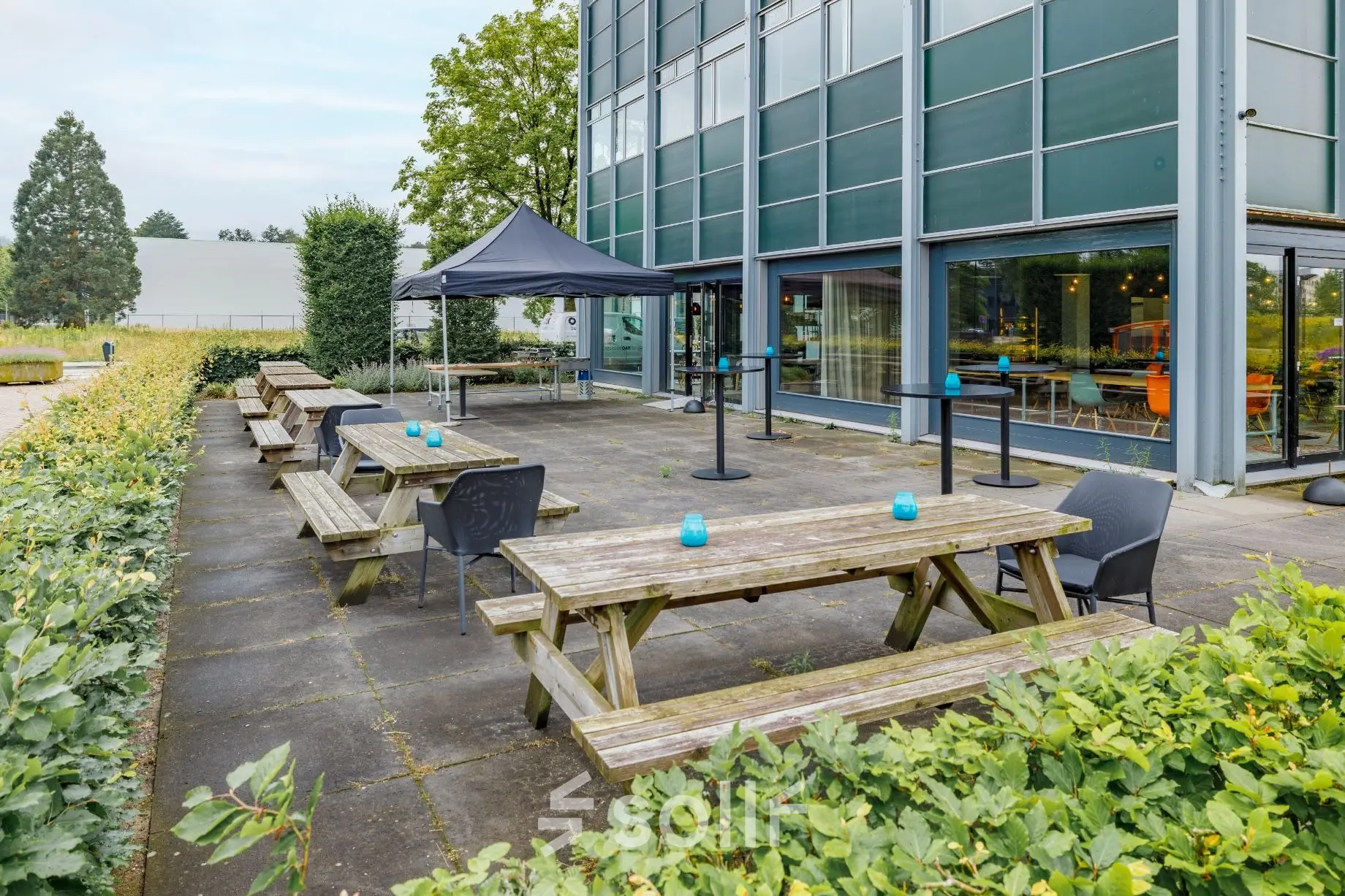 Kantoorpand op Oude Apeldoornseweg 41-45 in Apeldoorn met buitenruimte voorzien van picknicktafels en een overkapping. Ideaal voor kantoorruimte huren met ontspannen buitenomgeving.
