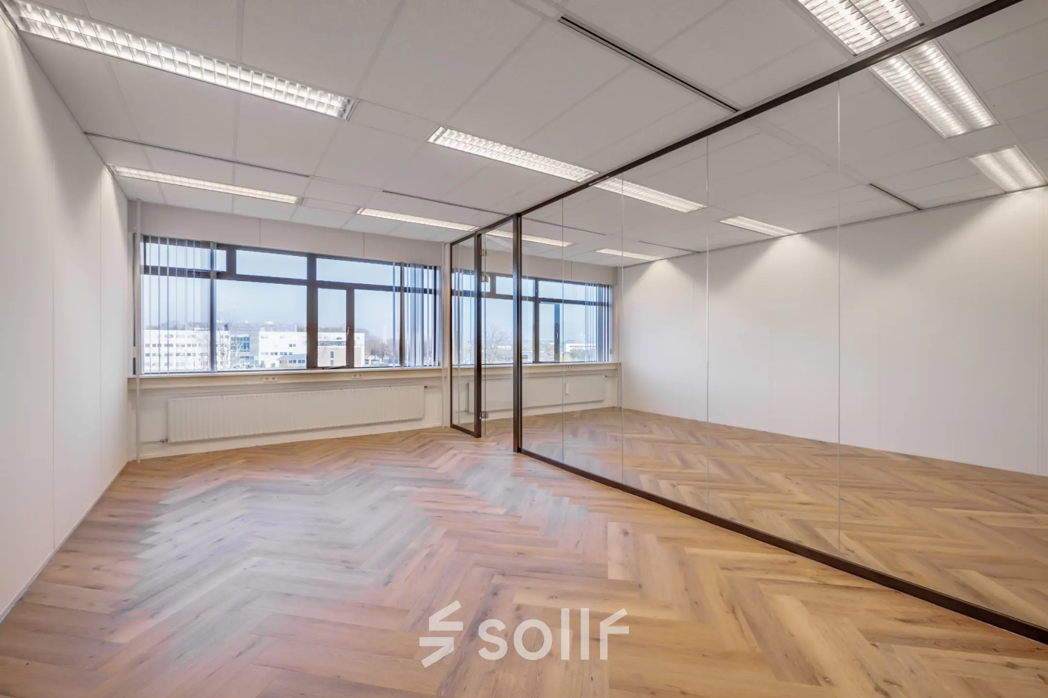 Strakke kantoorruimte te huur op Oude Apeldoornseweg 41-45 in Apeldoorn. Ruime open vloer met glazen wand en grote ramen voor veel daglicht. Ideaal voor kantoren en werkplekken.