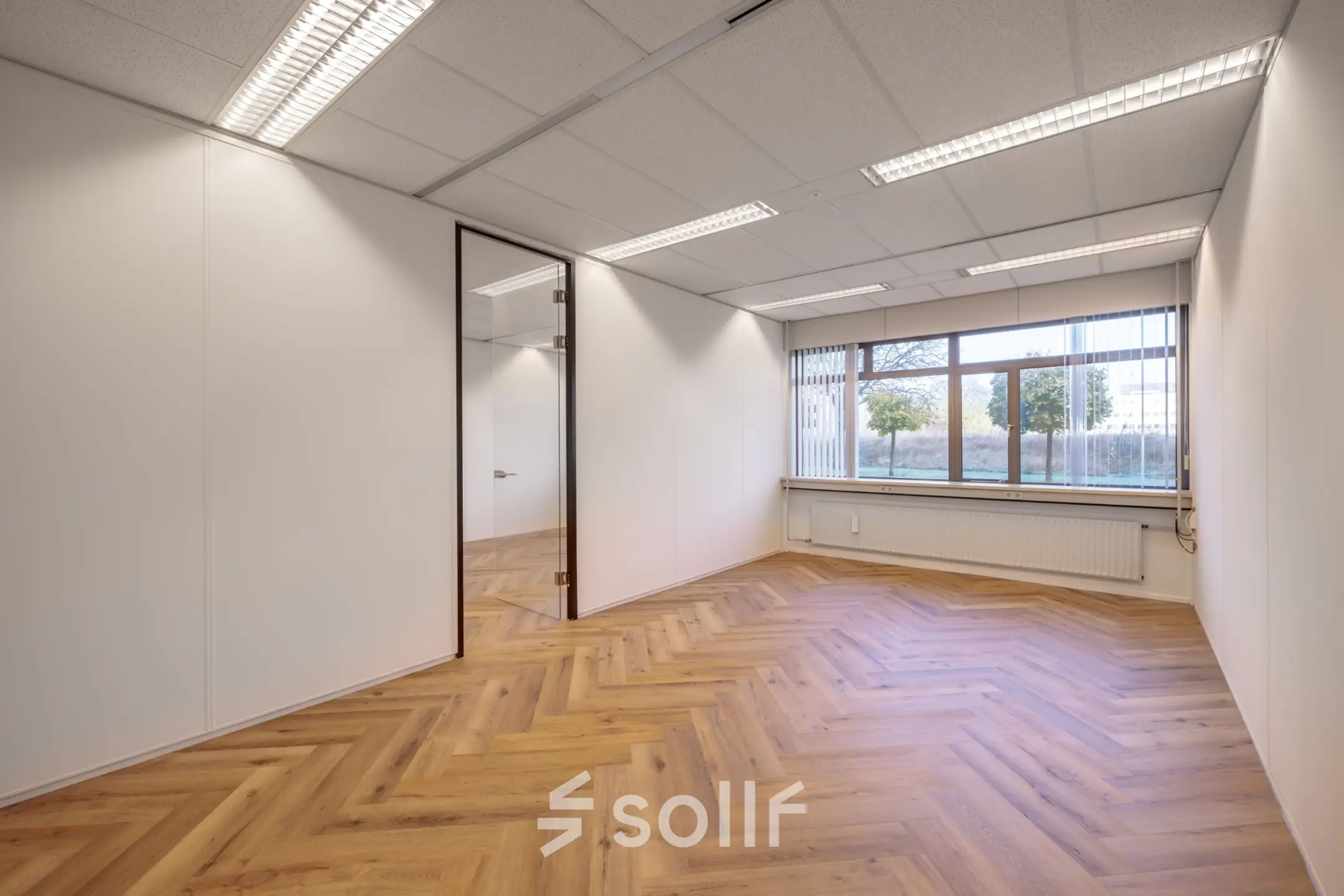 Lichte kantoorruimte te huur aan de Oude Apeldoornseweg 41-45 in Apeldoorn, met houten vloer en grote ramen voor natuurlijk licht. Ideaal voor je nieuwe kantoorpand.