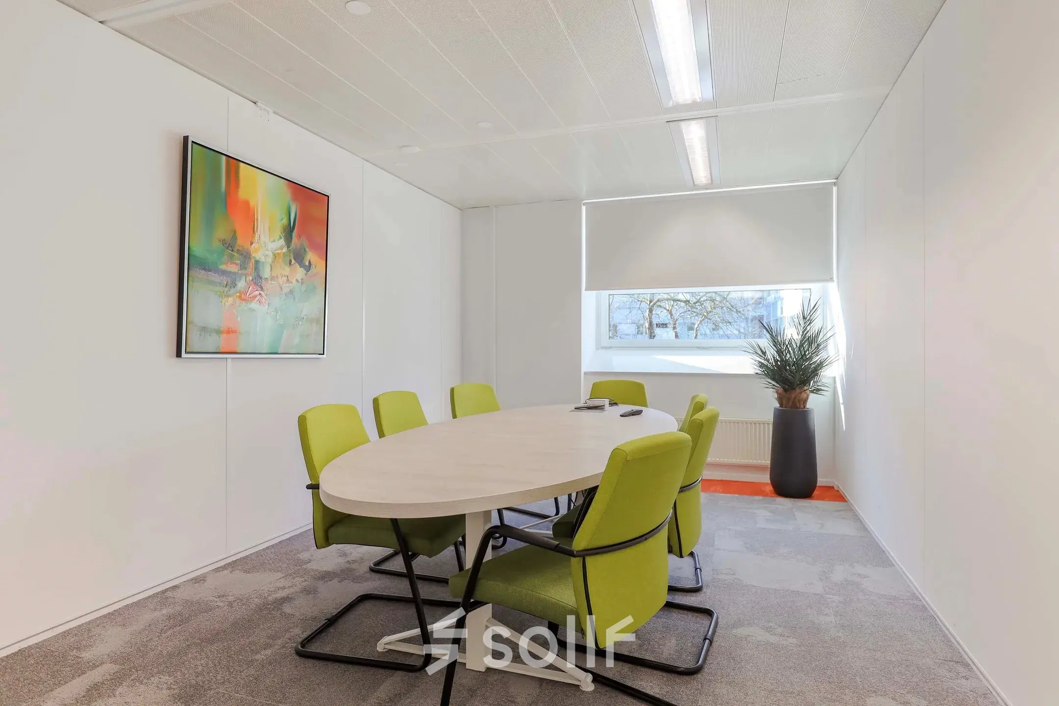 Kantoorruimte huren aan de Prins Willem-Alexanderlaan 301 in Apeldoorn, met een vergadertafel en zes groene stoelen onder helder licht.